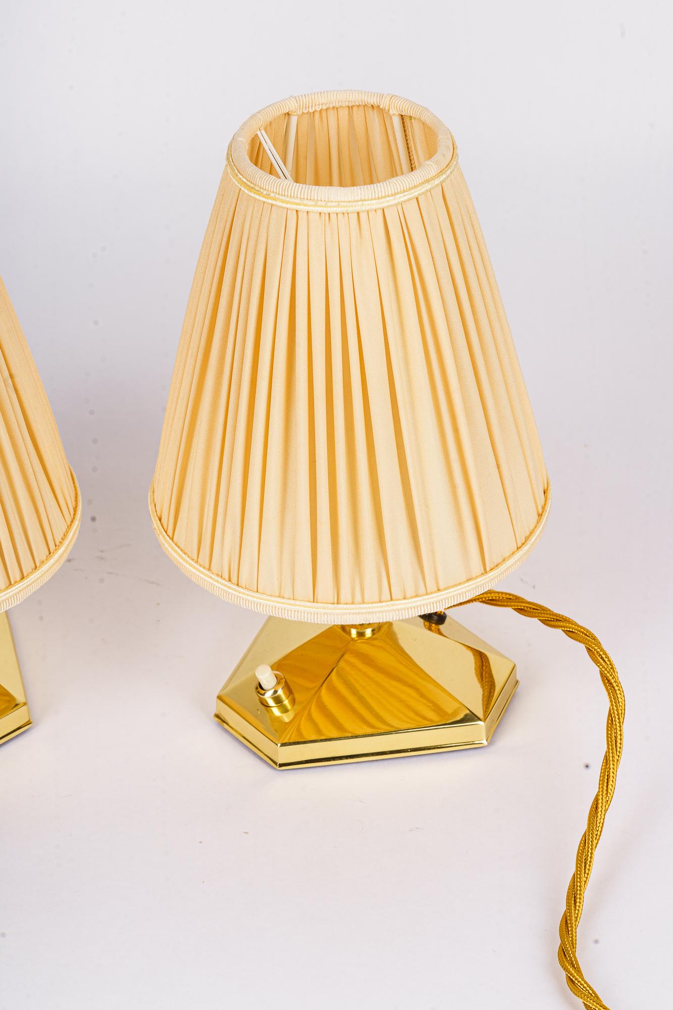 2 kleine messing tischlampen mit stoffschirmen wien um 1960er (Österreichisch) im Angebot