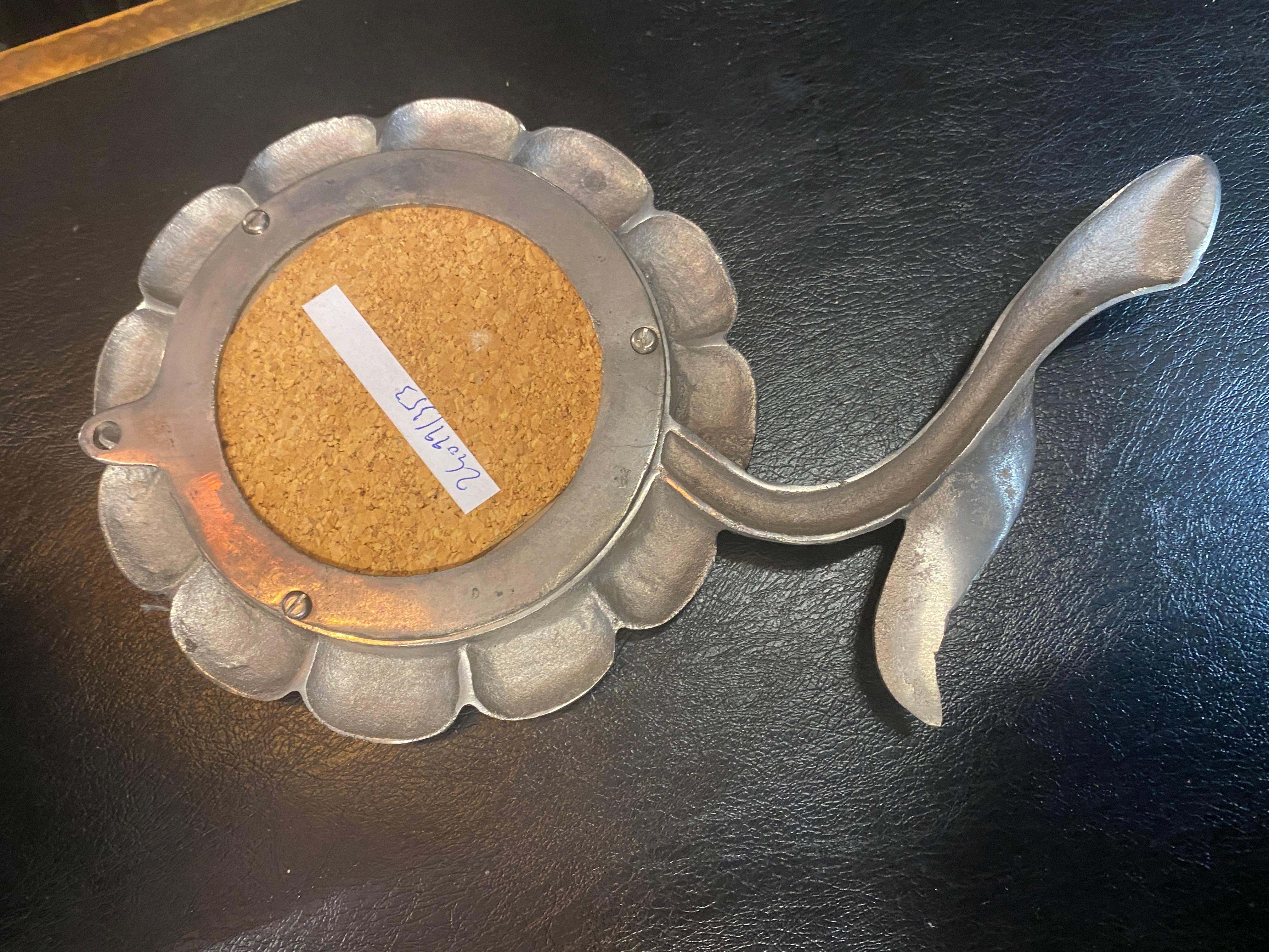 2 petits miroirs en fonte d'aluminium et pierre bleue circa 1970 en vente 7