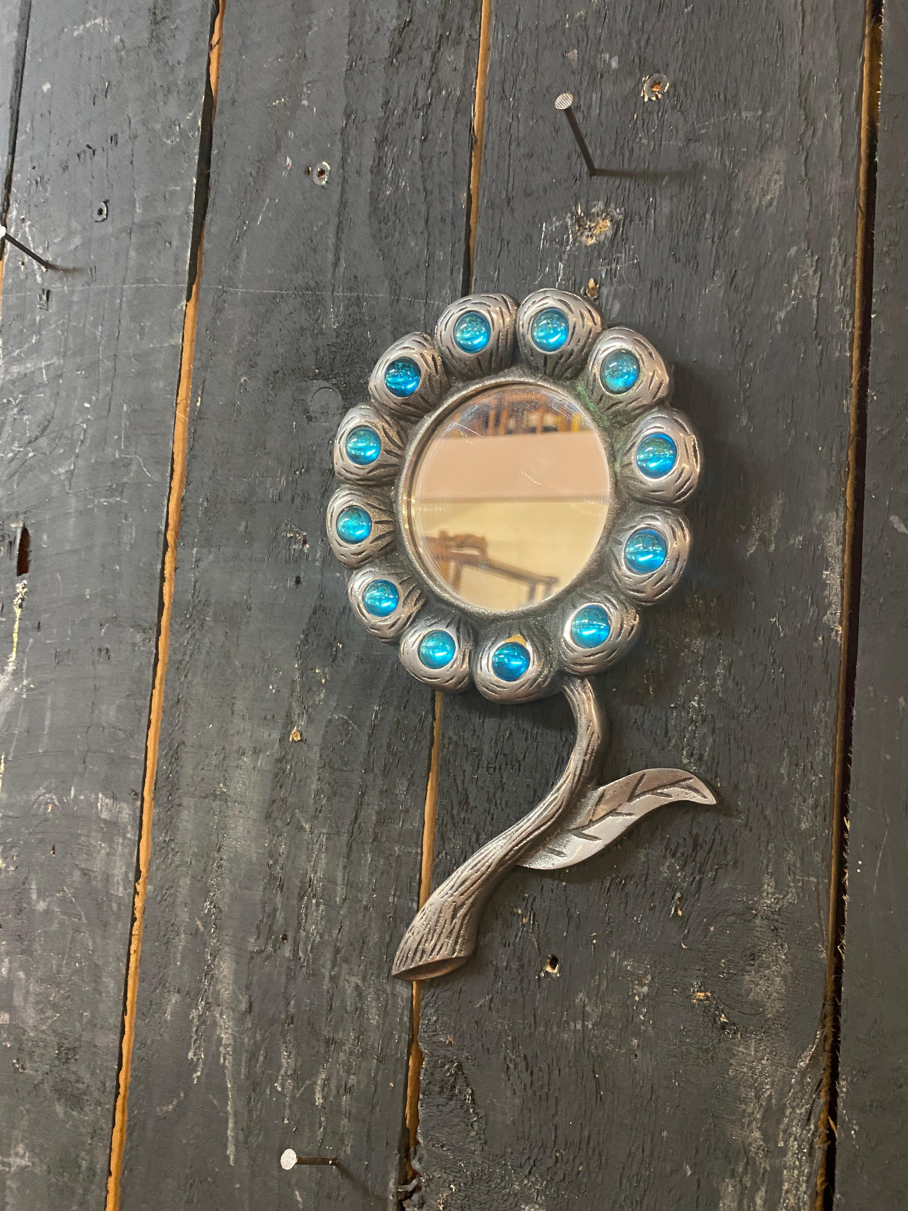 2 petits miroirs en fonte d'aluminium et pierre bleue circa 1970
le prix est pour un
deux sont disponibles