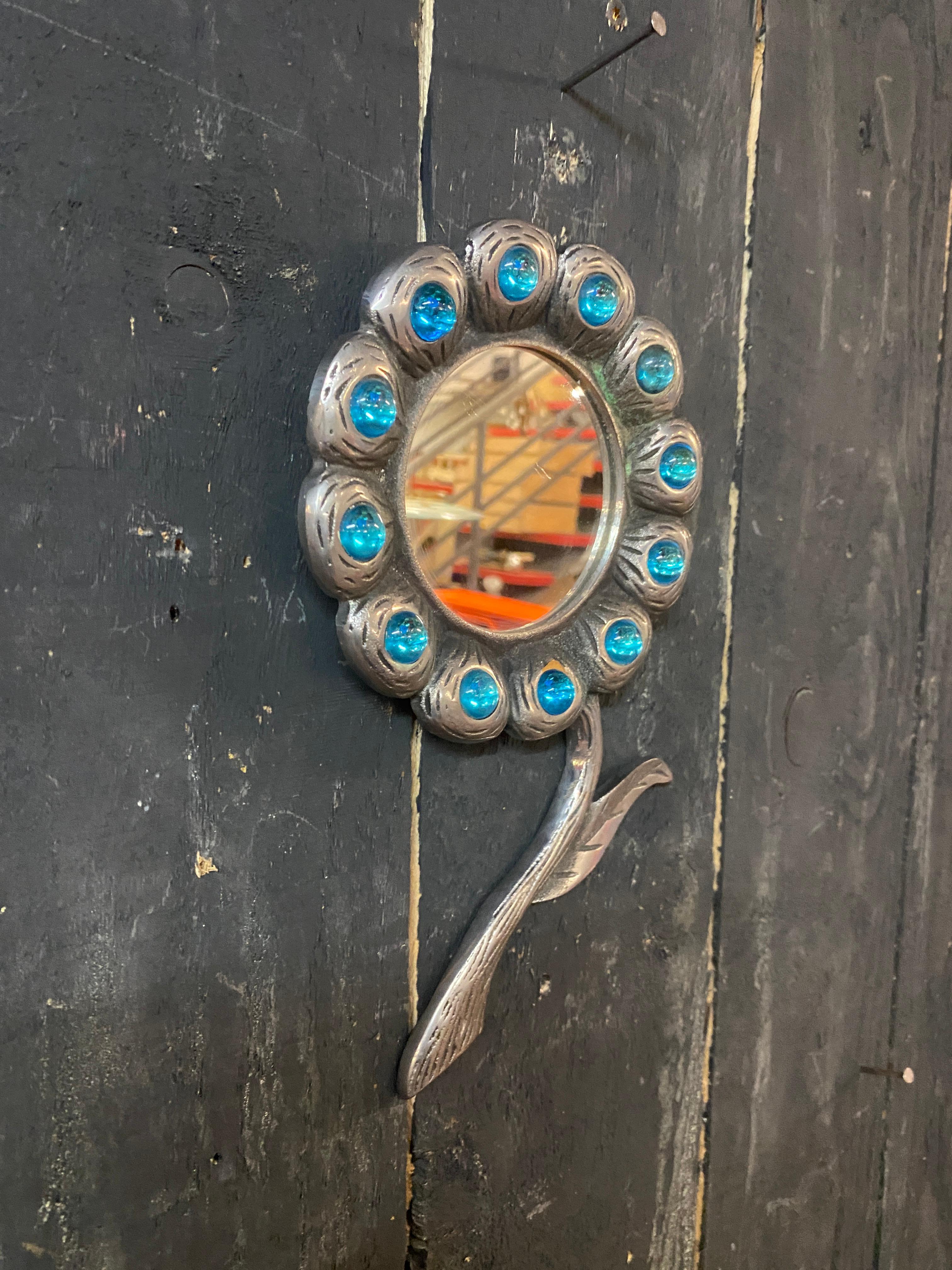 Fin du 20e siècle 2 petits miroirs en fonte d'aluminium et pierre bleue circa 1970 en vente