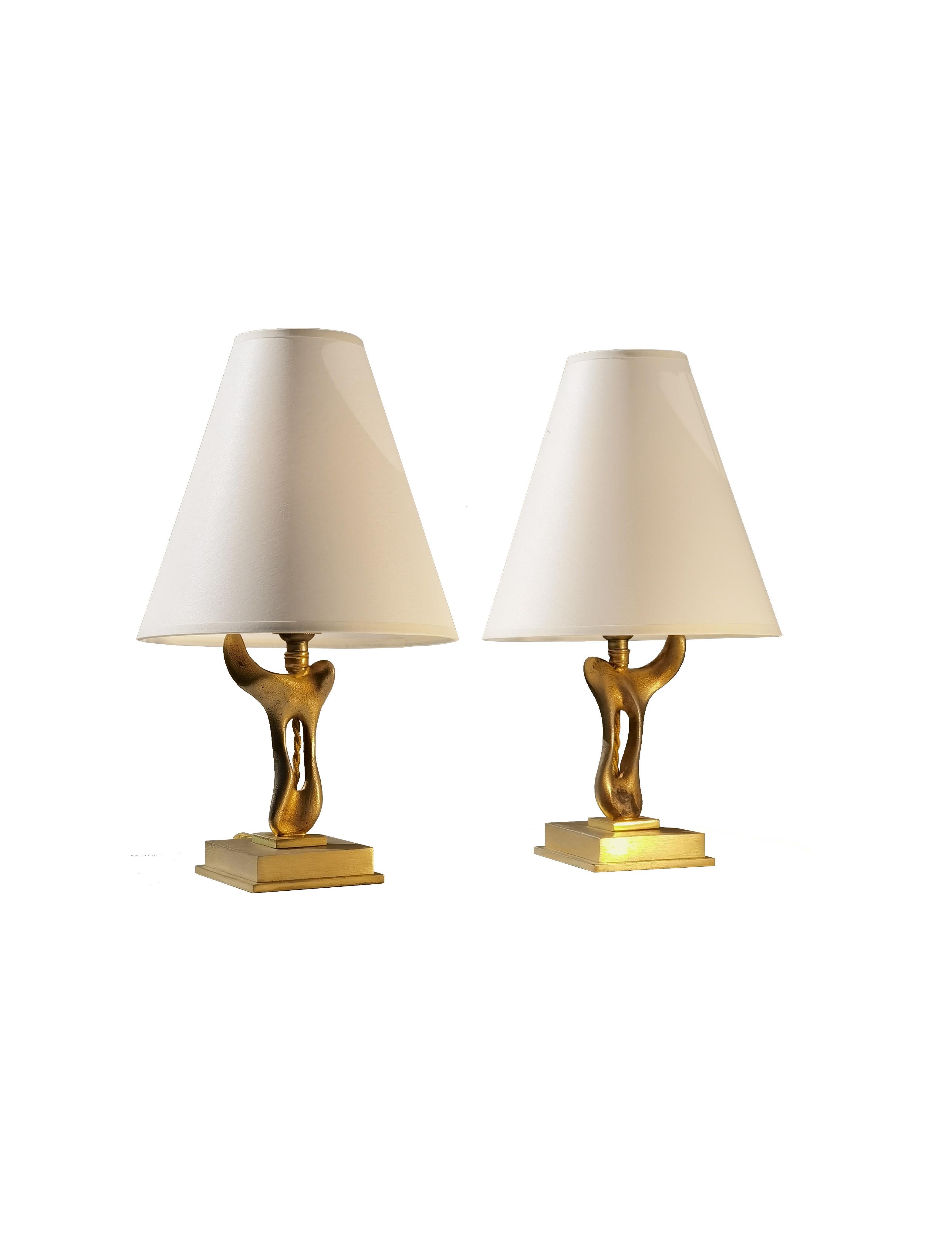 2 Sensuales LÁMPARAS DE MESA DE ESCULTURA SHABBY CHIC DE FORMA LIBRE, Francia 1970 Latón en venta