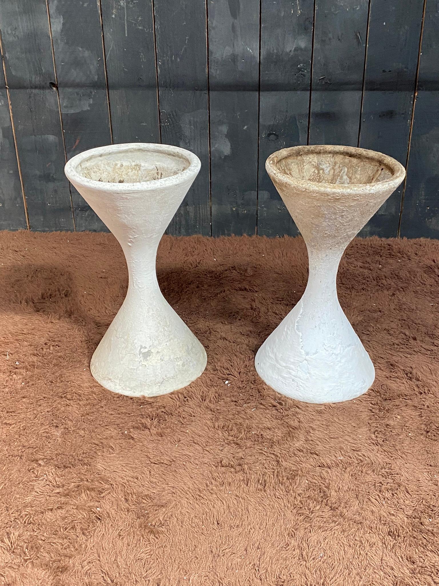 2 Small spindle or diabolo planter designed by Swiss architect Willy Guhl
The price is for one
Two are available.