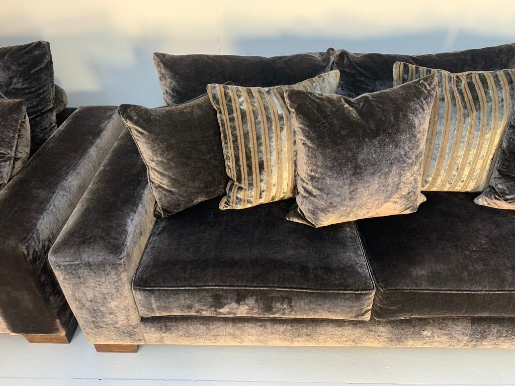 Suite de 2 canapés et 2 fauteuils en velours métallisé zinc Romo en vente 5