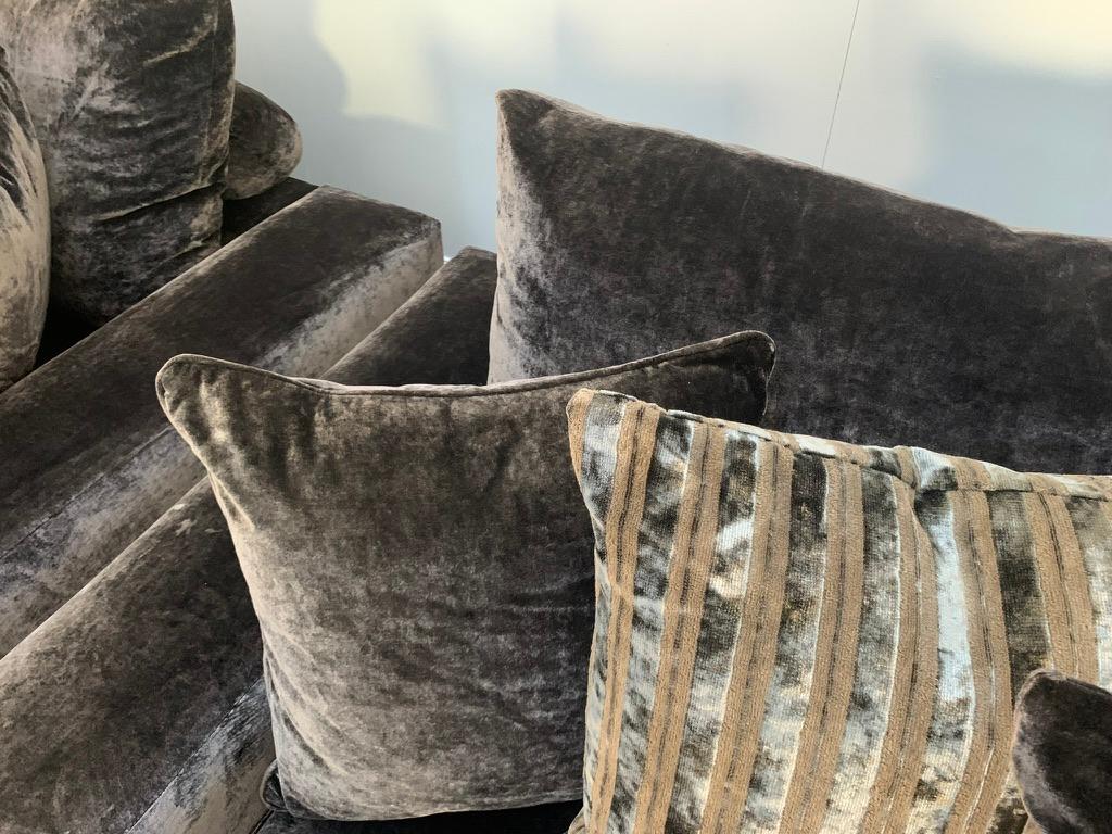 Suite de 2 canapés et 2 fauteuils en velours métallisé zinc Romo en vente 7