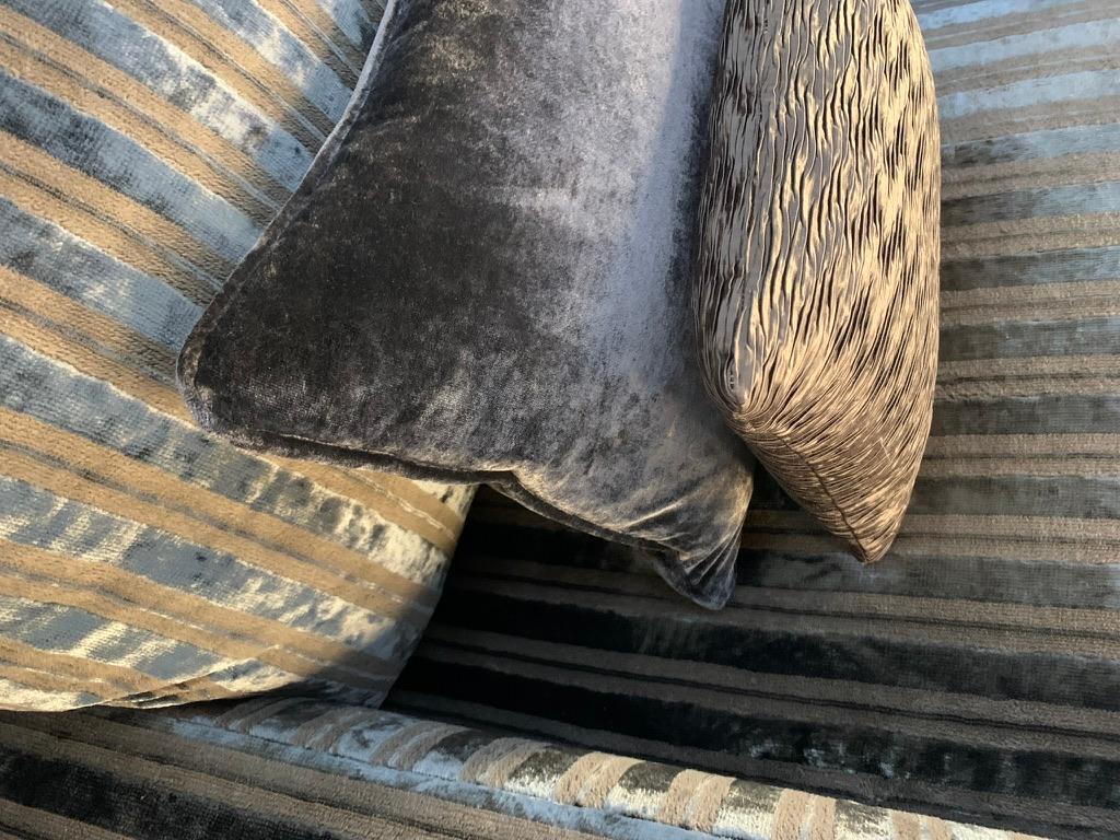 Suite de 2 canapés et 2 fauteuils en velours métallisé zinc Romo en vente 8