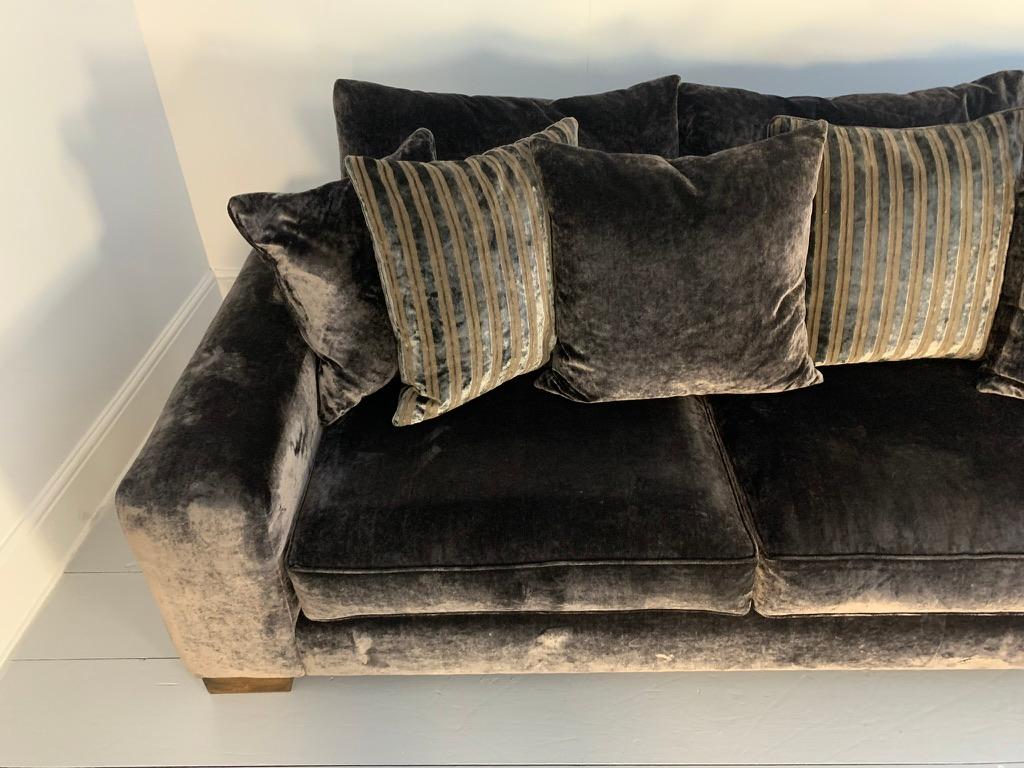 Suite de 2 canapés et 2 fauteuils en velours métallisé zinc Romo en vente 9