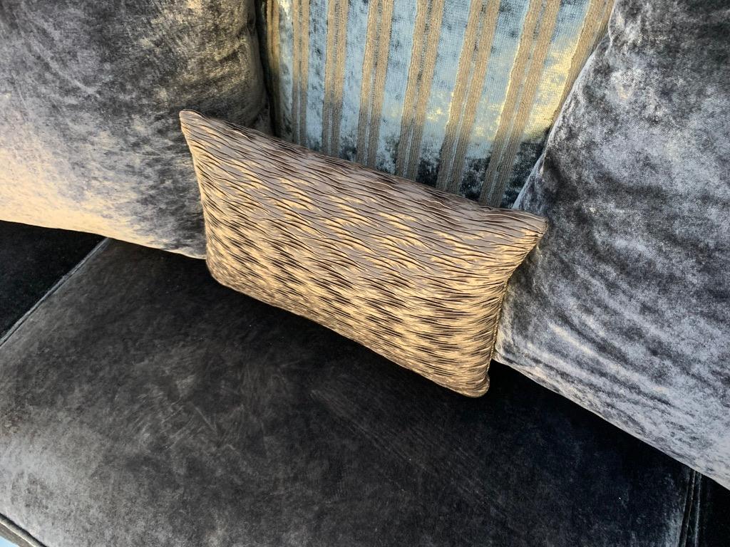 Suite de 2 canapés et 2 fauteuils en velours métallisé zinc Romo en vente 10