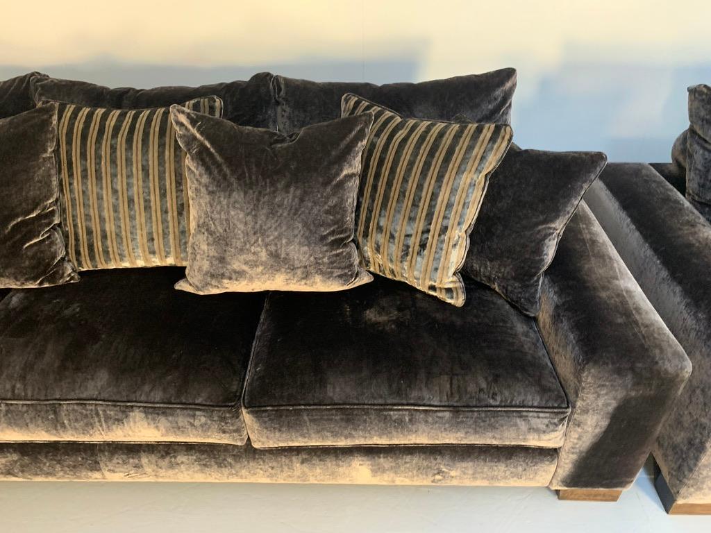 Suite de 2 canapés et 2 fauteuils en velours métallisé zinc Romo en vente 11