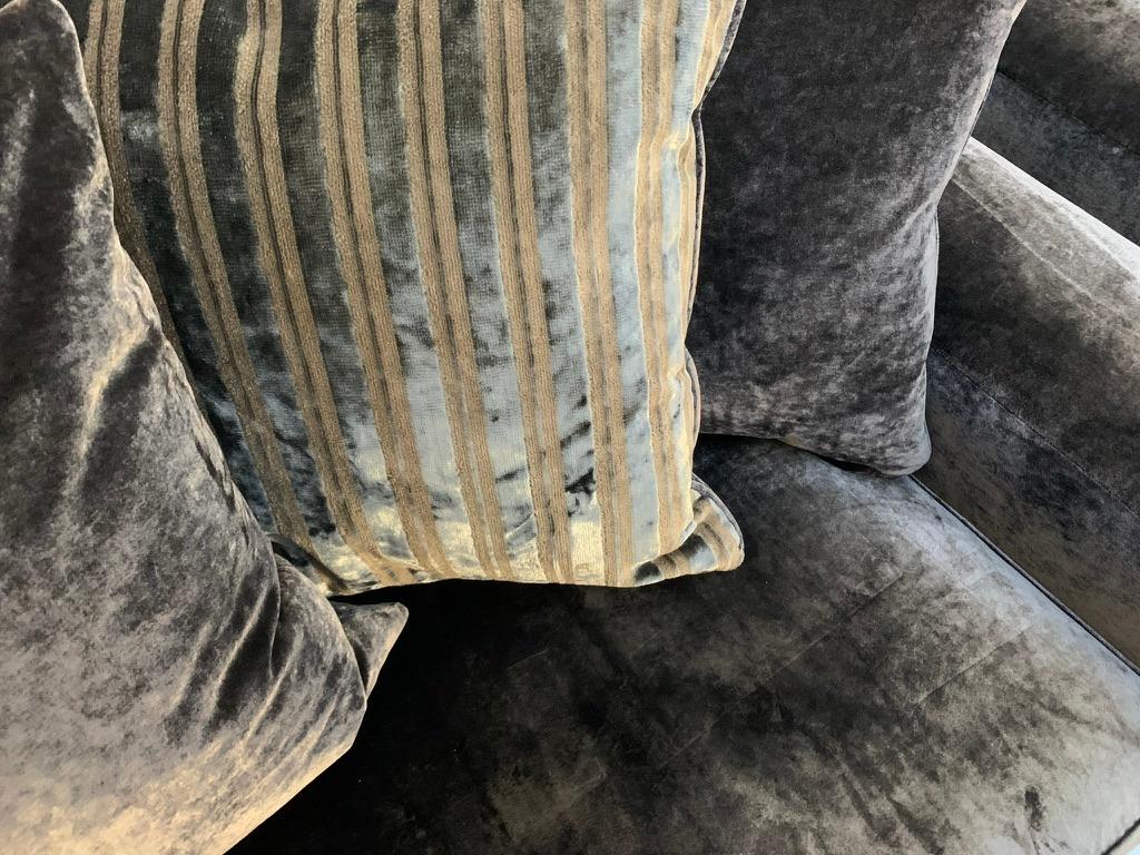 Suite de 2 canapés et 2 fauteuils en velours métallisé zinc Romo en vente 12