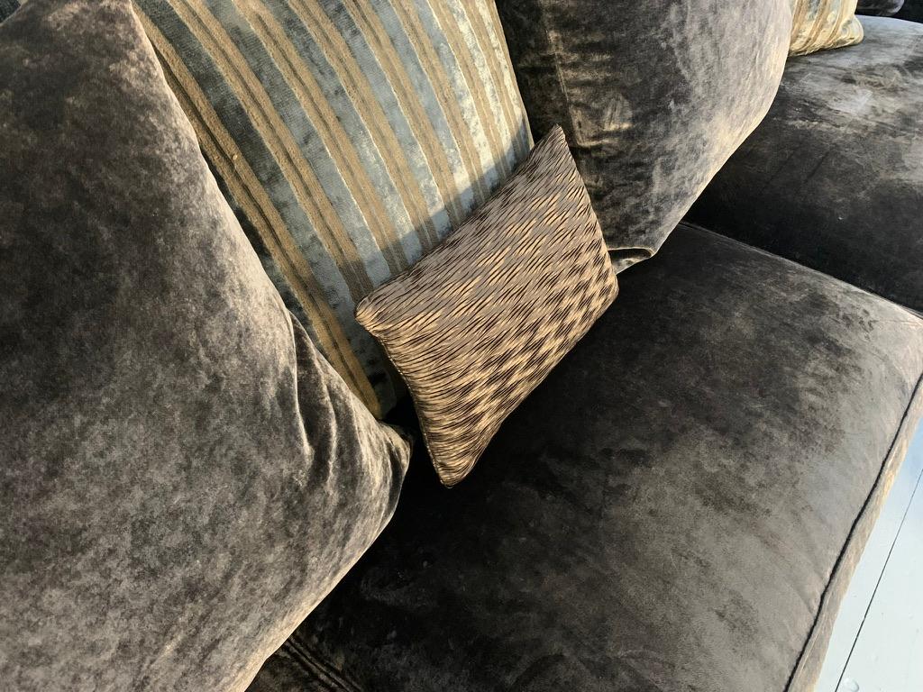 Suite de 2 canapés et 2 fauteuils en velours métallisé zinc Romo en vente 13