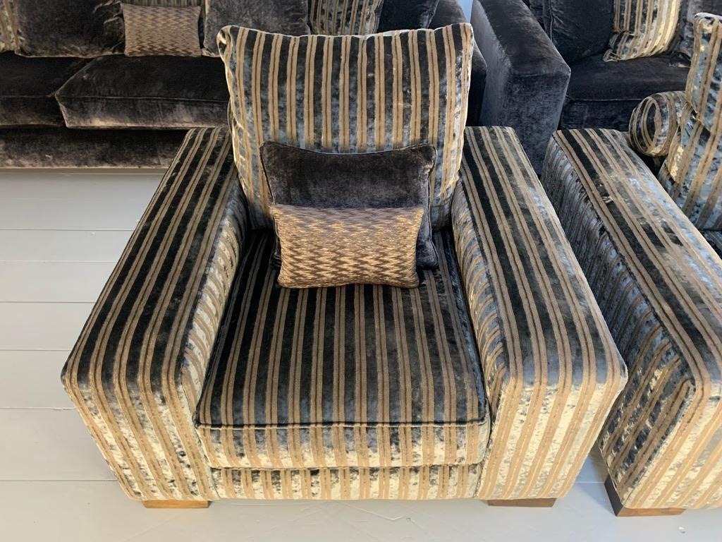 Suite de 2 canapés et 2 fauteuils en velours métallisé zinc Romo en vente 2