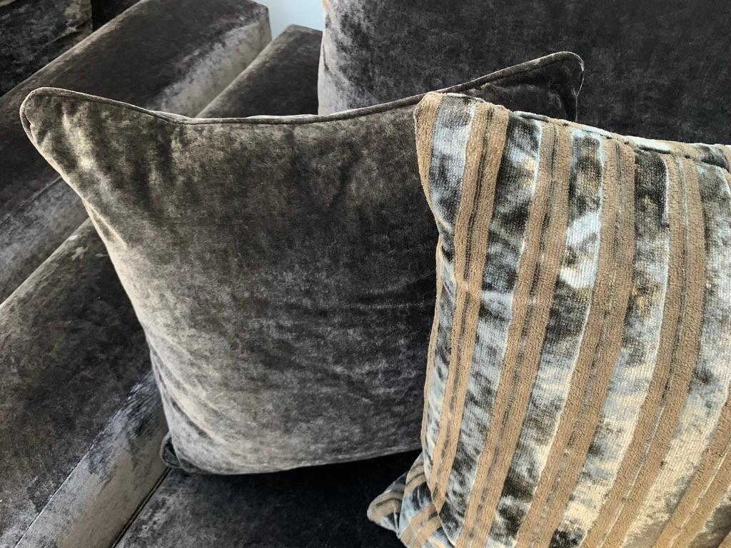 Suite de 2 canapés et 2 fauteuils en velours métallisé zinc Romo en vente 3