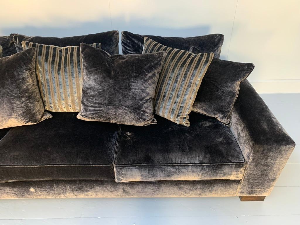 Suite de 2 canapés et 2 fauteuils en velours métallisé zinc Romo en vente 4
