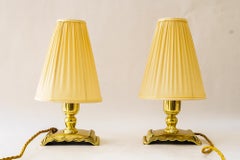 2 lampes de table solides avec abat-jour en tissu vienne vers les années 1950