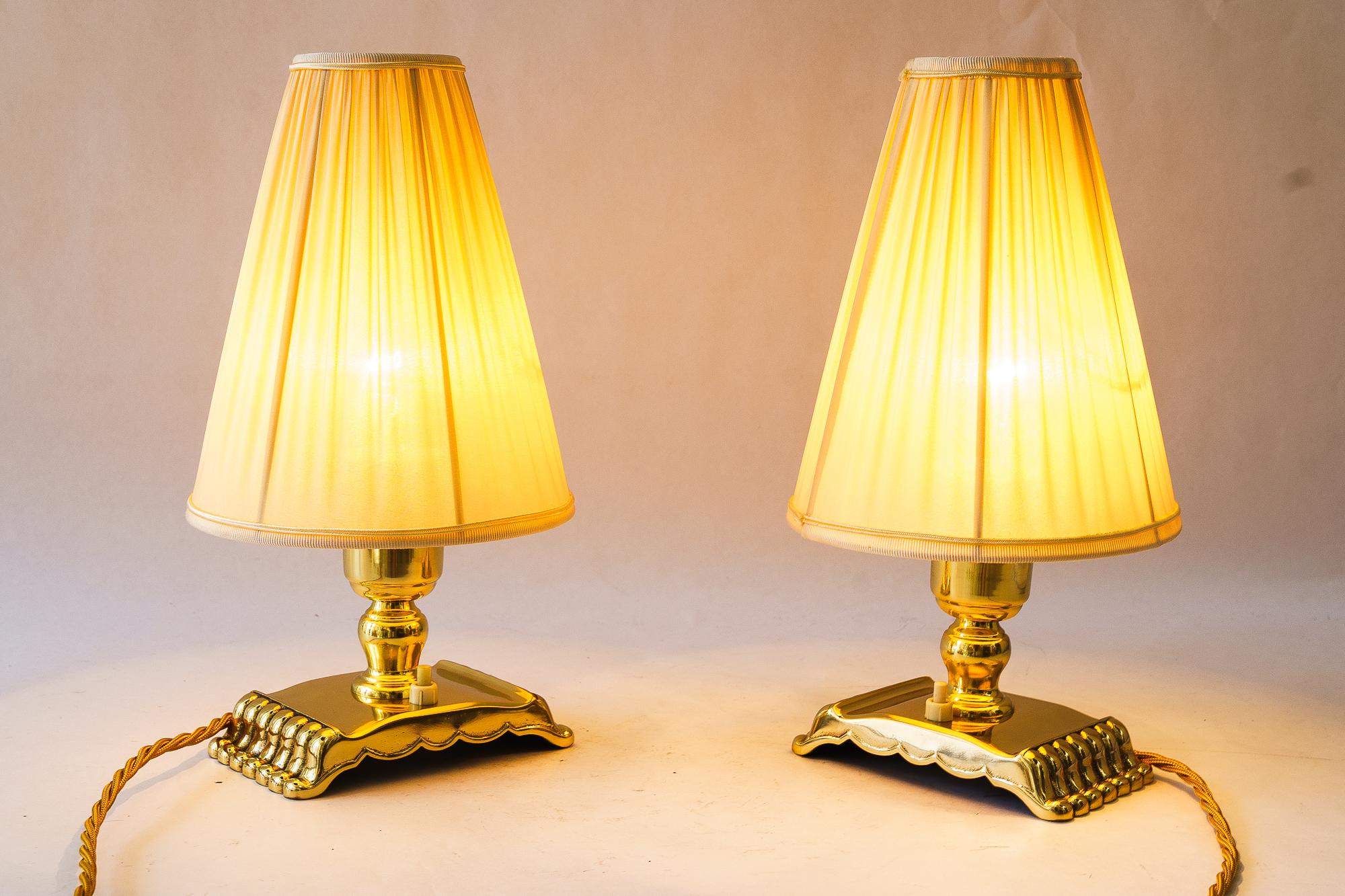 2 massive Tischlampen mit Stoffschirmen wien um 1950er (Lackiert) im Angebot