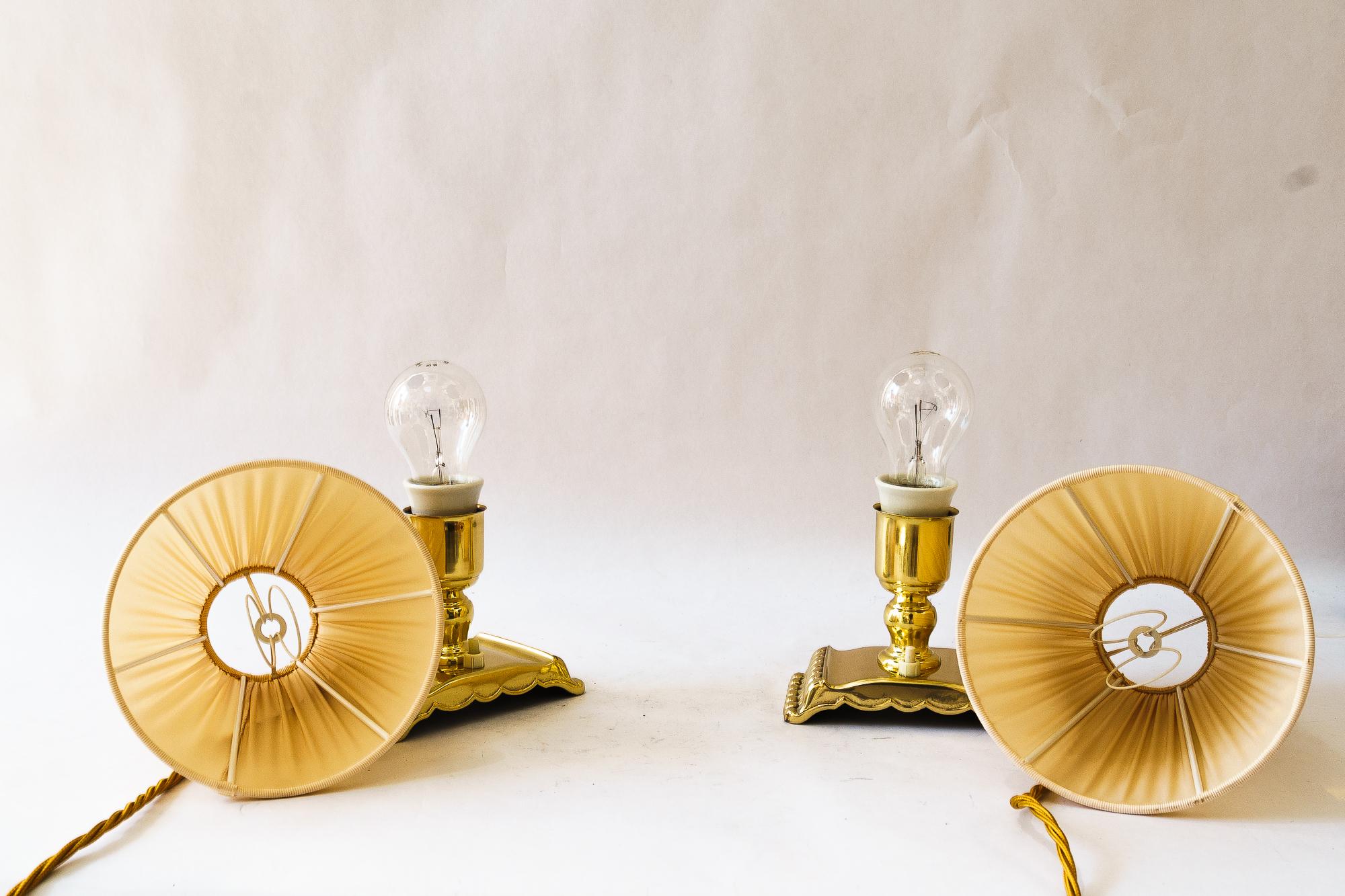 2 massive Tischlampen mit Stoffschirmen wien um 1950er (Messing) im Angebot