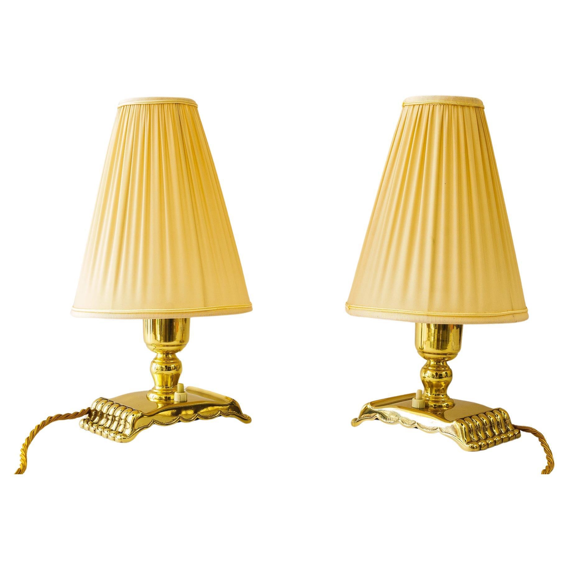 2 lampes de table solides avec abat-jour en tissu vienne vers les années 1950