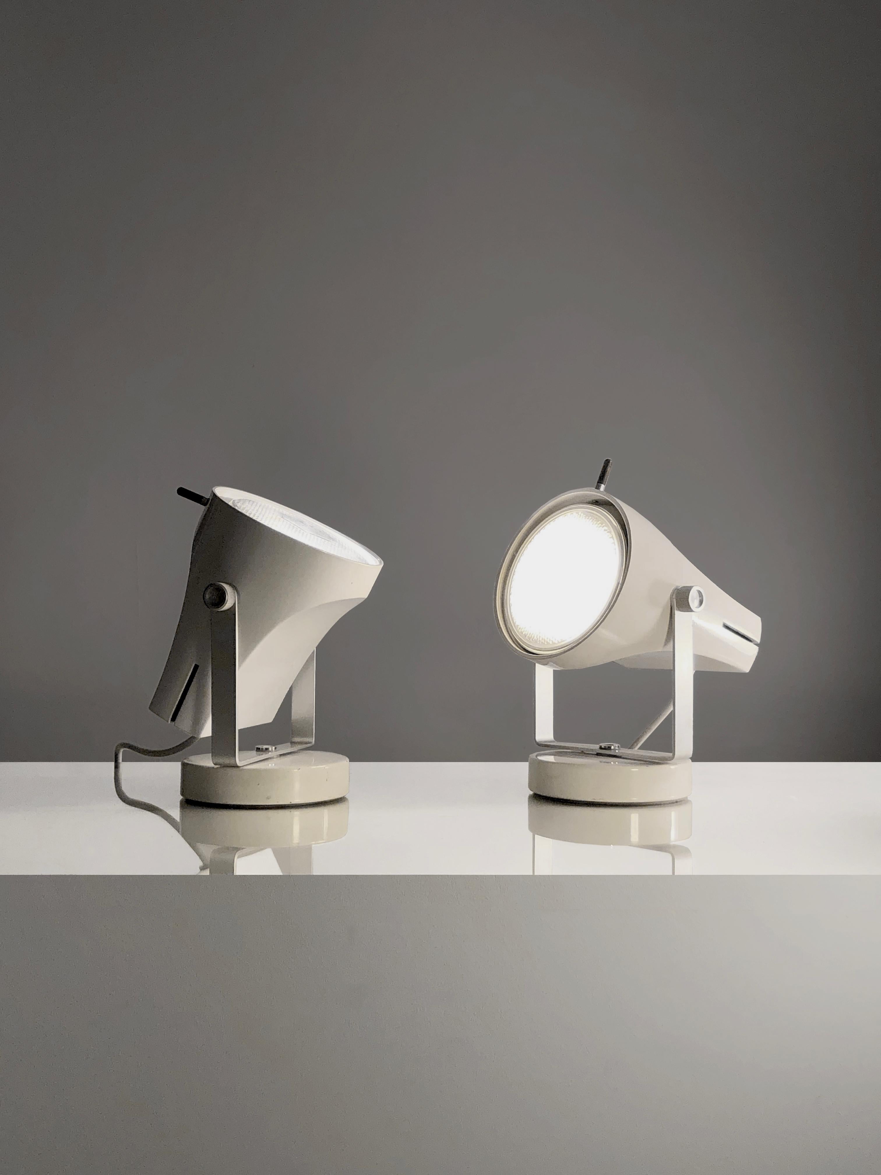 Paire de petites lampes de table ou spots, Post-Moderniste, Free-Form, Seventies, Space-Age, bases circulaires lestées en métal laqué blanc, structures ajustables en métal mat avec vis raffinées, spots effilés autour des ampoules en métal laqué