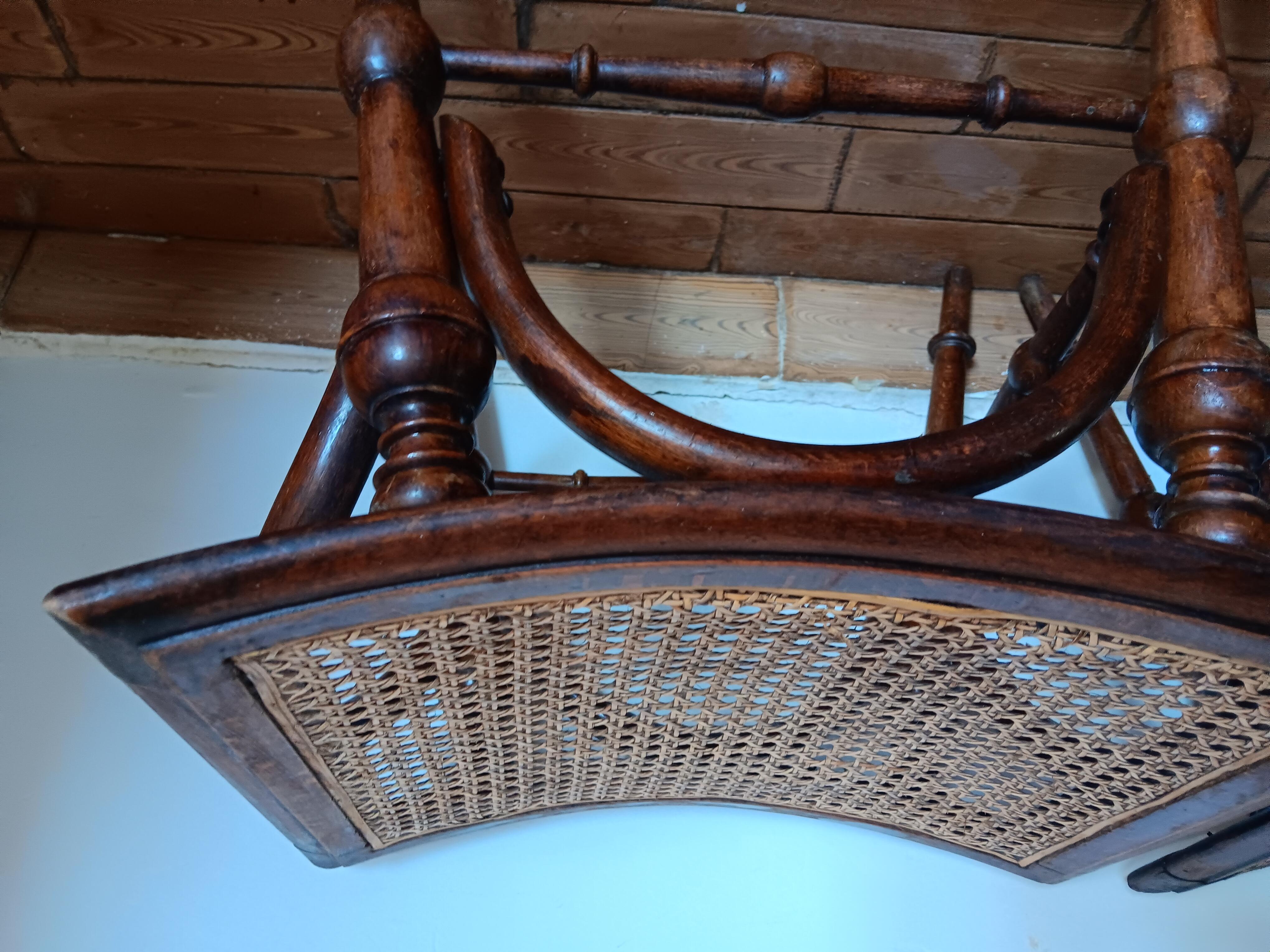 Sgabelli in vimini di rattan con gambe tornite Austria inizio XX secolo in vendita 5
