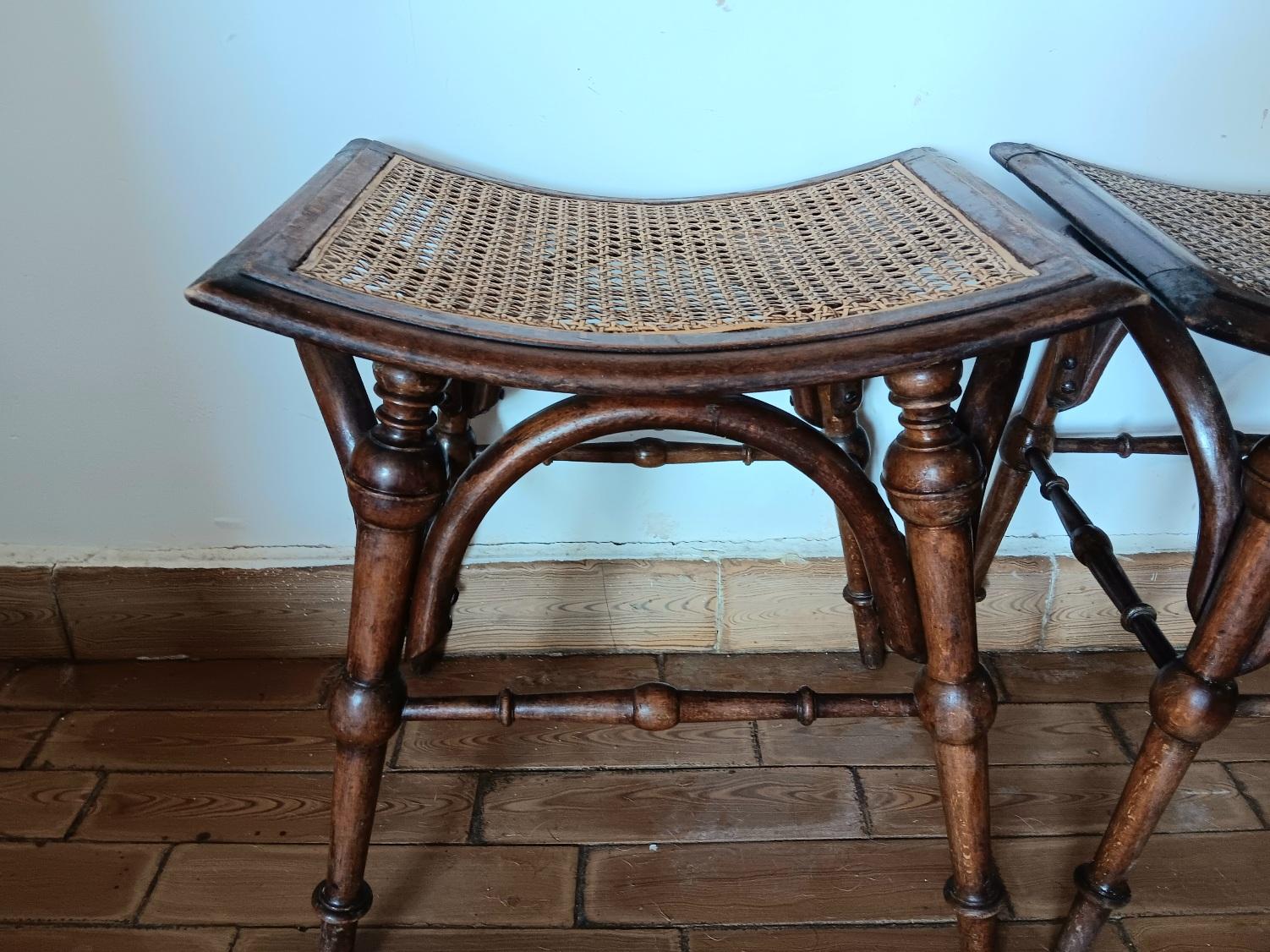 Sgabelli in vimini di rattan con gambe tornite Austria inizio XX secolo in vendita 6