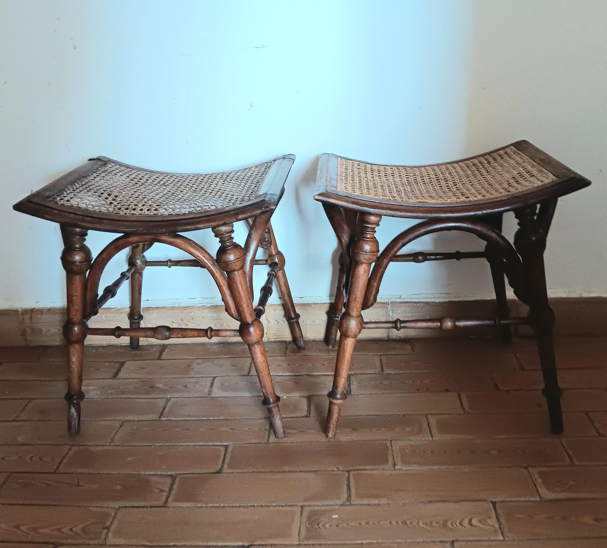 Sgabelli in vimini di rattan con gambe tornite Austria inizio XX secolo in vendita 9