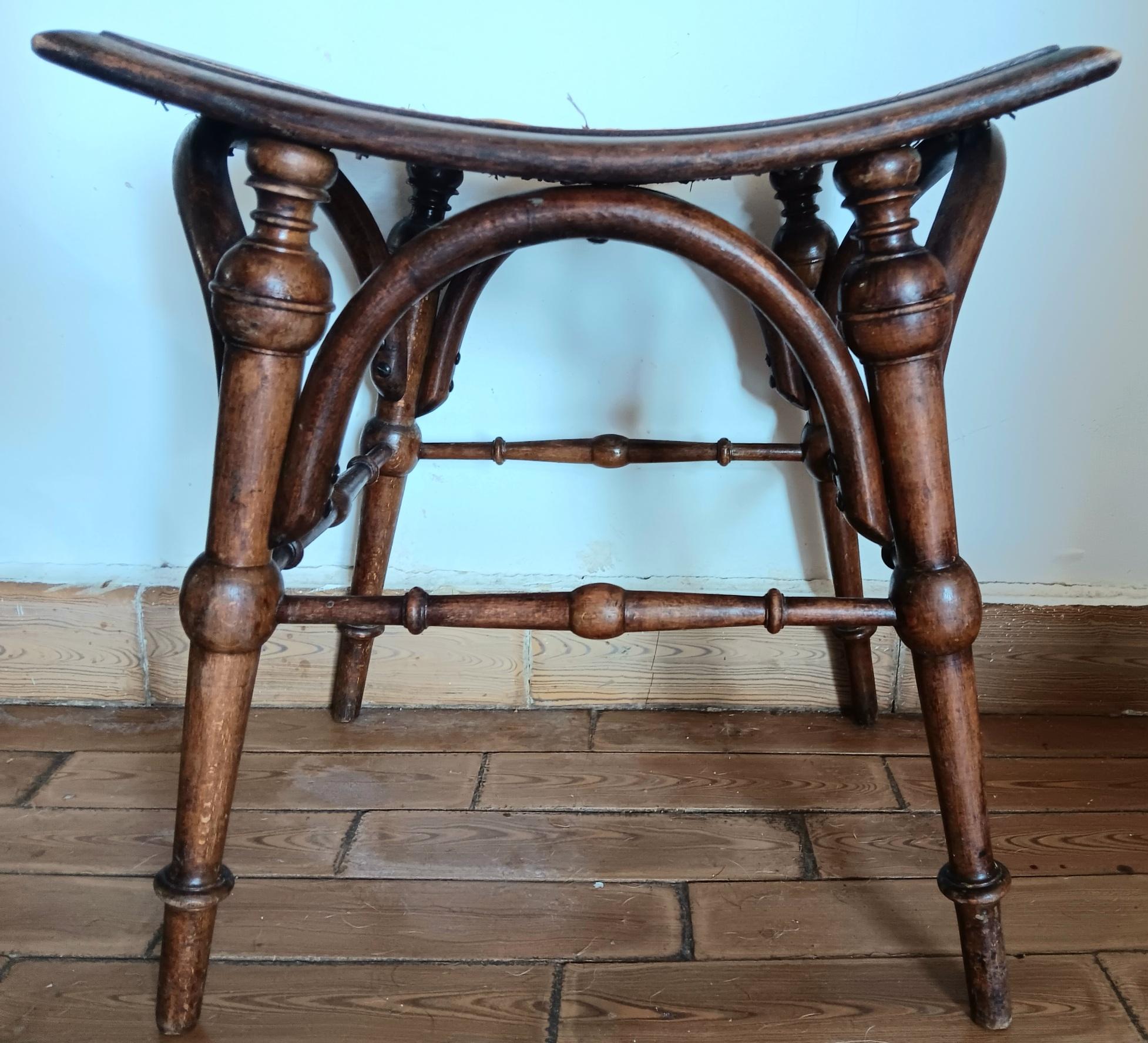 Mid-Century moderno Sgabelli in vimini di rattan con gambe tornite Austria inizio XX secolo in vendita