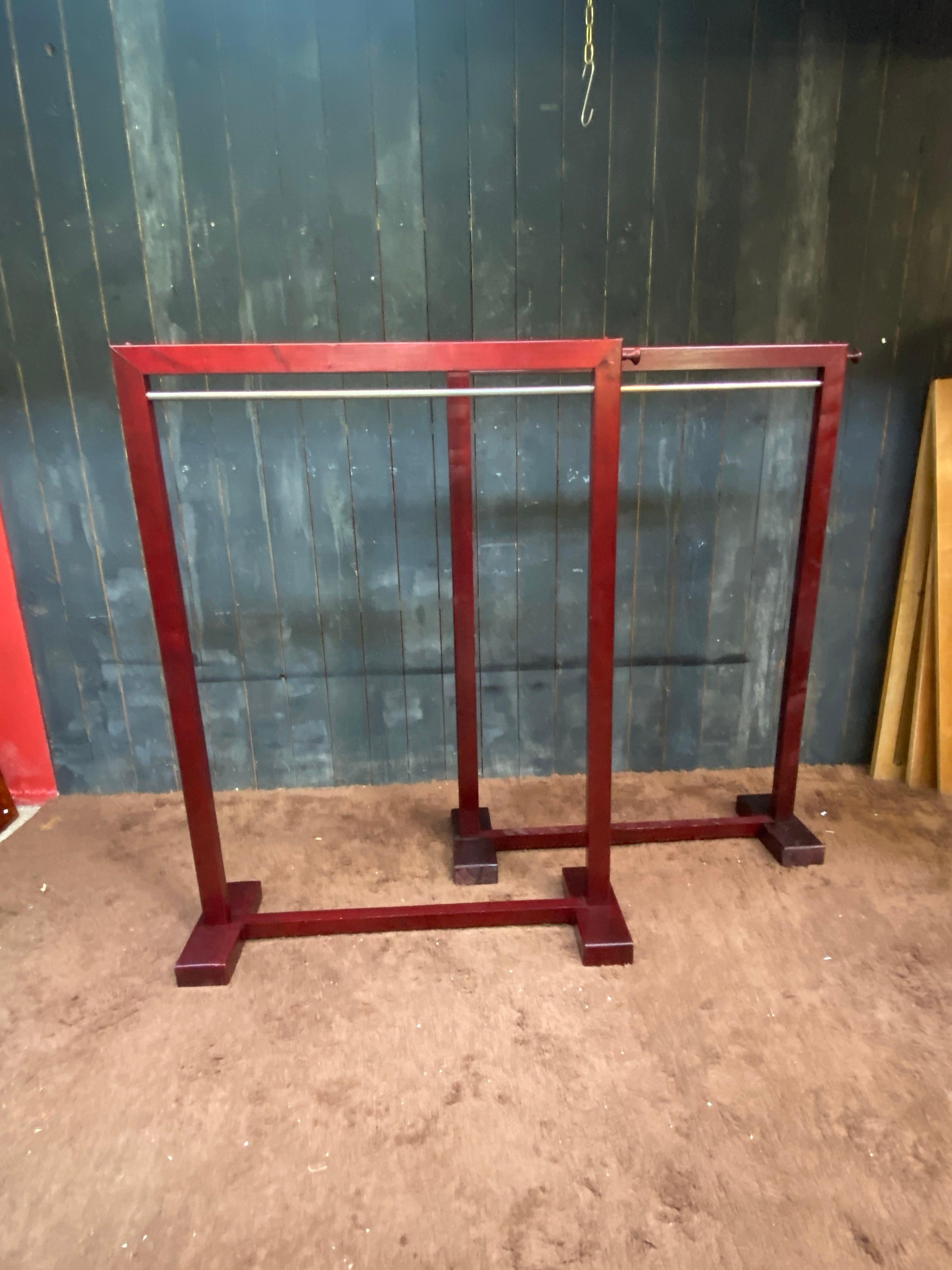 2 Garderobenständer aus gebeiztem Holz und Messing, ca. 1970/1980 im Angebot 4