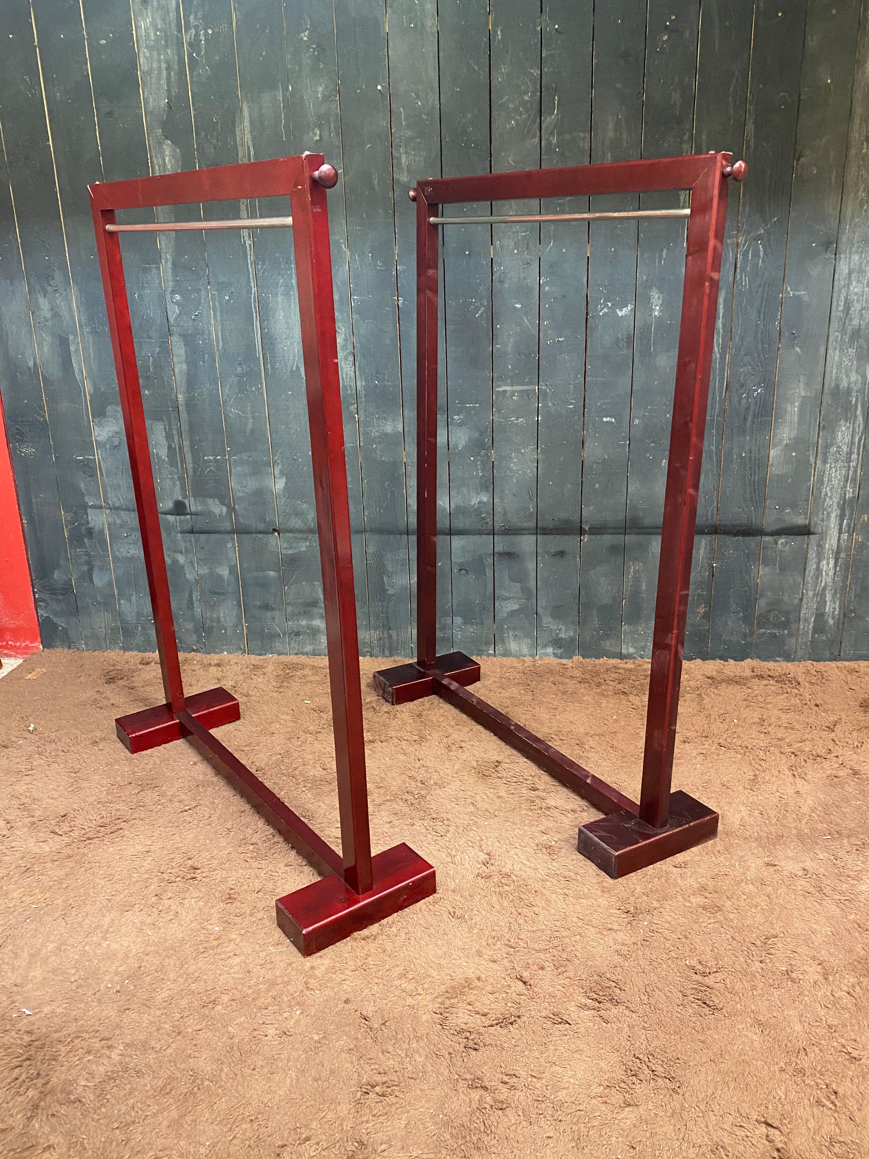 2 Garderobenständer aus gebeiztem Holz und Messing, ca. 1970/1980 (Patiniert) im Angebot