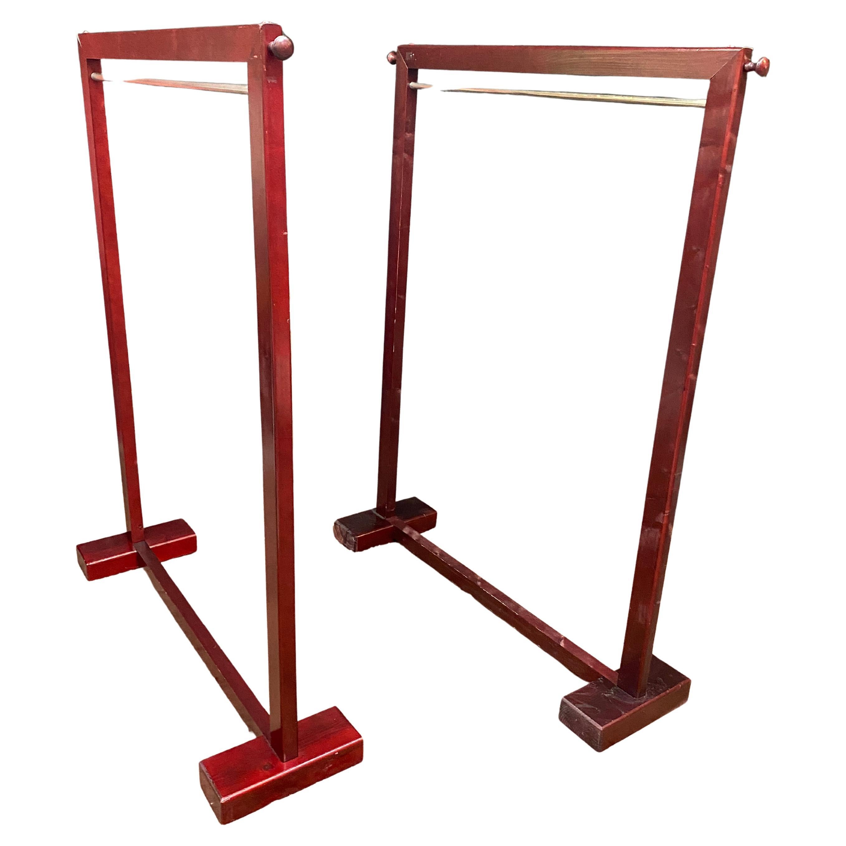 2 Garderobenständer aus gebeiztem Holz und Messing, ca. 1970/1980 im Angebot