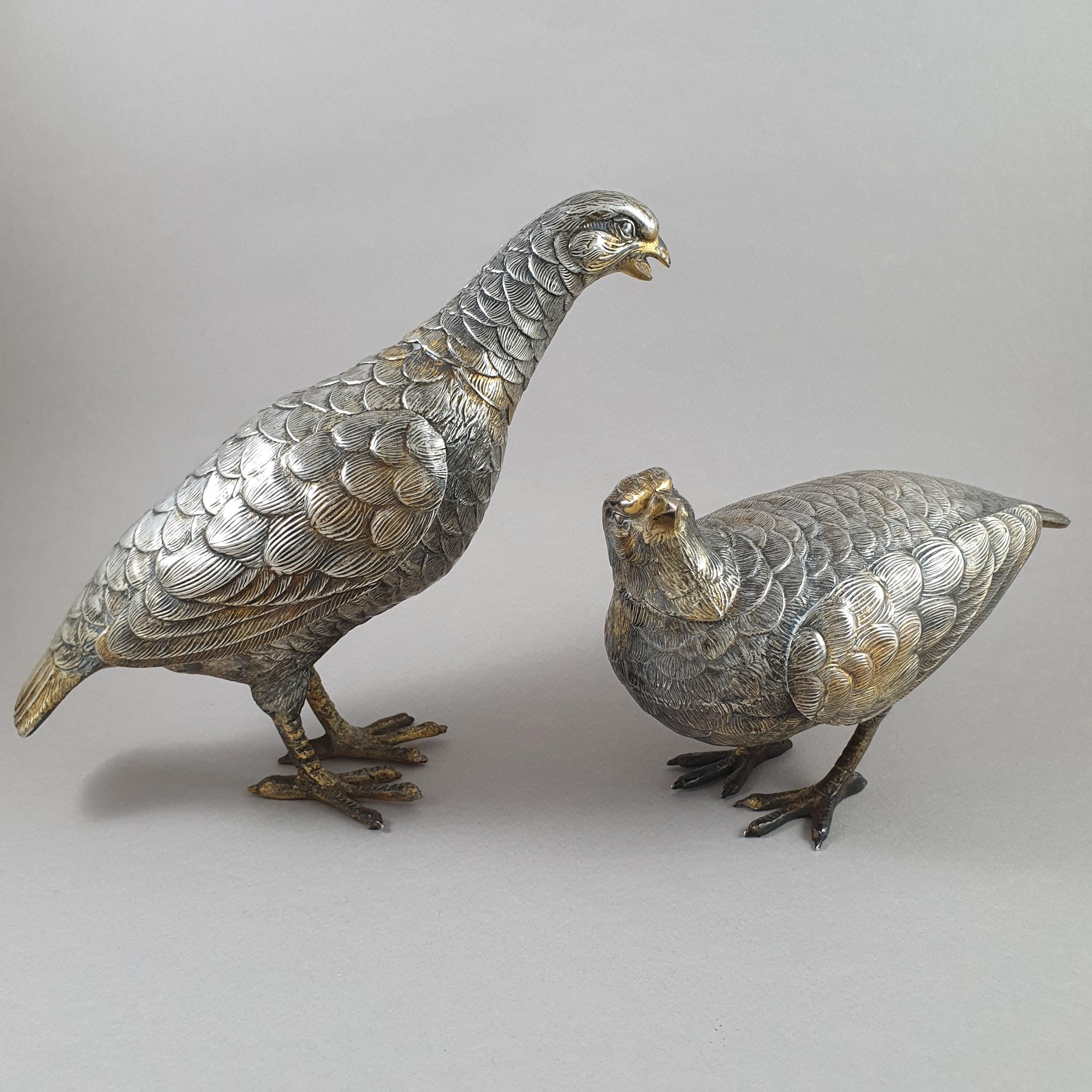 Two birds in sterling silver and light gilt.

Silver hallmark: a star 

Small bird 
Length: 15.6 cm - 6.4 inches
Height: 10 cm - 3.9 inches

Large bird
Length: 18 cm - 7 inches
Height: 16.2 cm - 6.3 inches

Weight: 472 grams.
