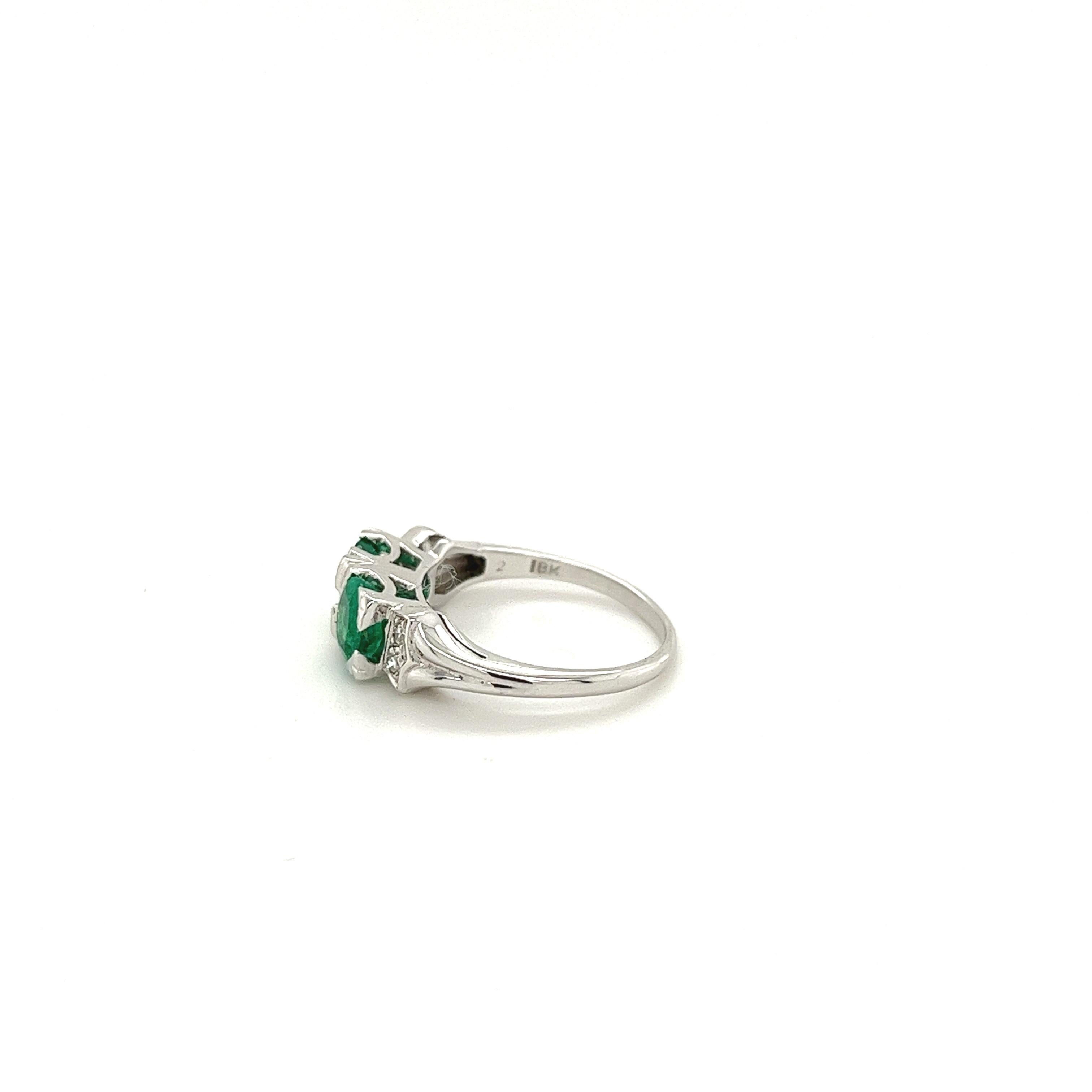 Art Deco 2-Stone 0.92CT TW Round Cut Natural Emerald Ring in 18k White Gold For Sale
