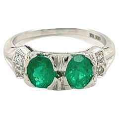 Anillo de Esmeralda Natural de 2 Piedras 0,92 Tallas Redondas TW en Oro Blanco de 18k