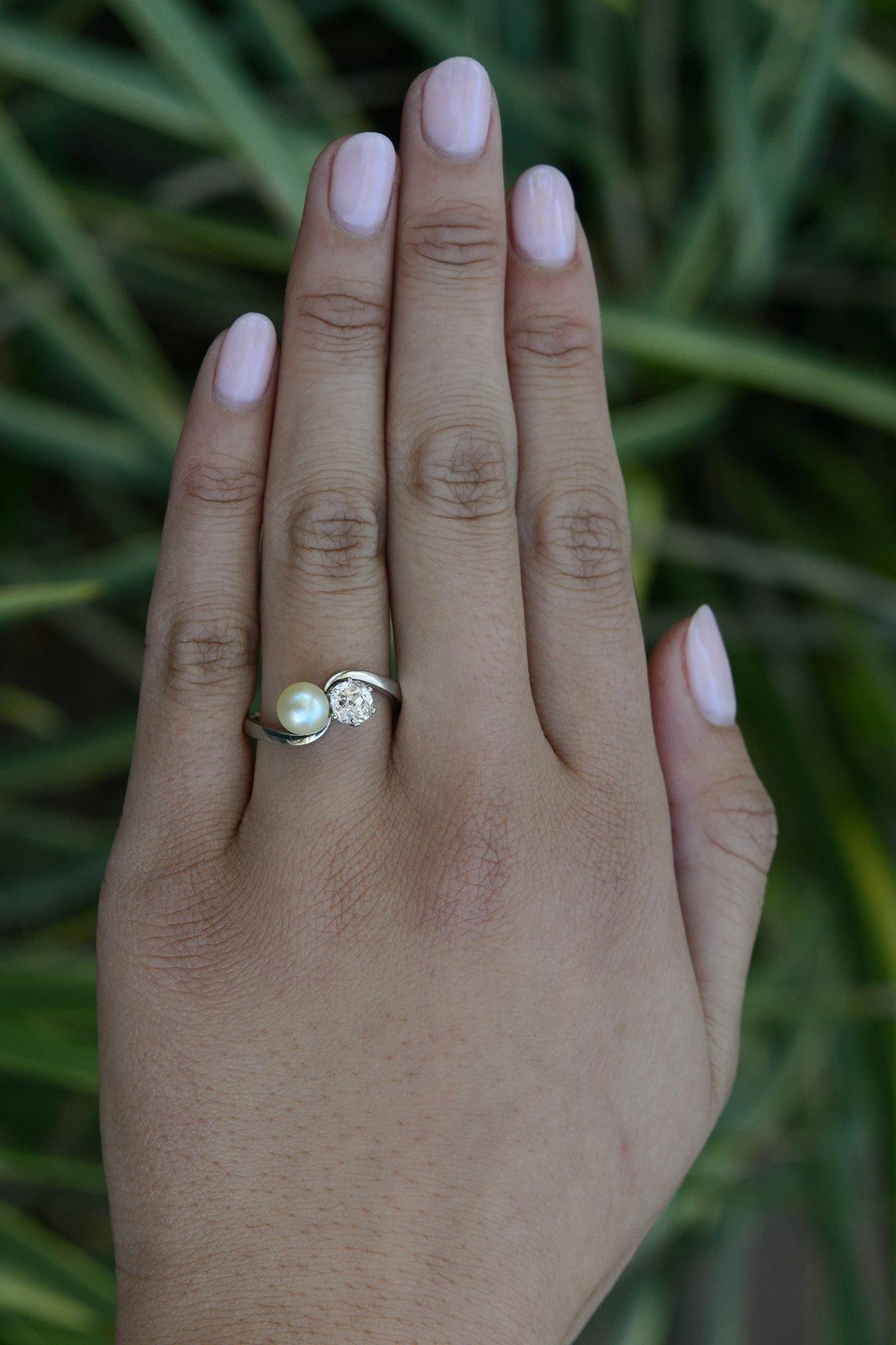 An alternative take on the classic 2 stone engagement ring. French for 