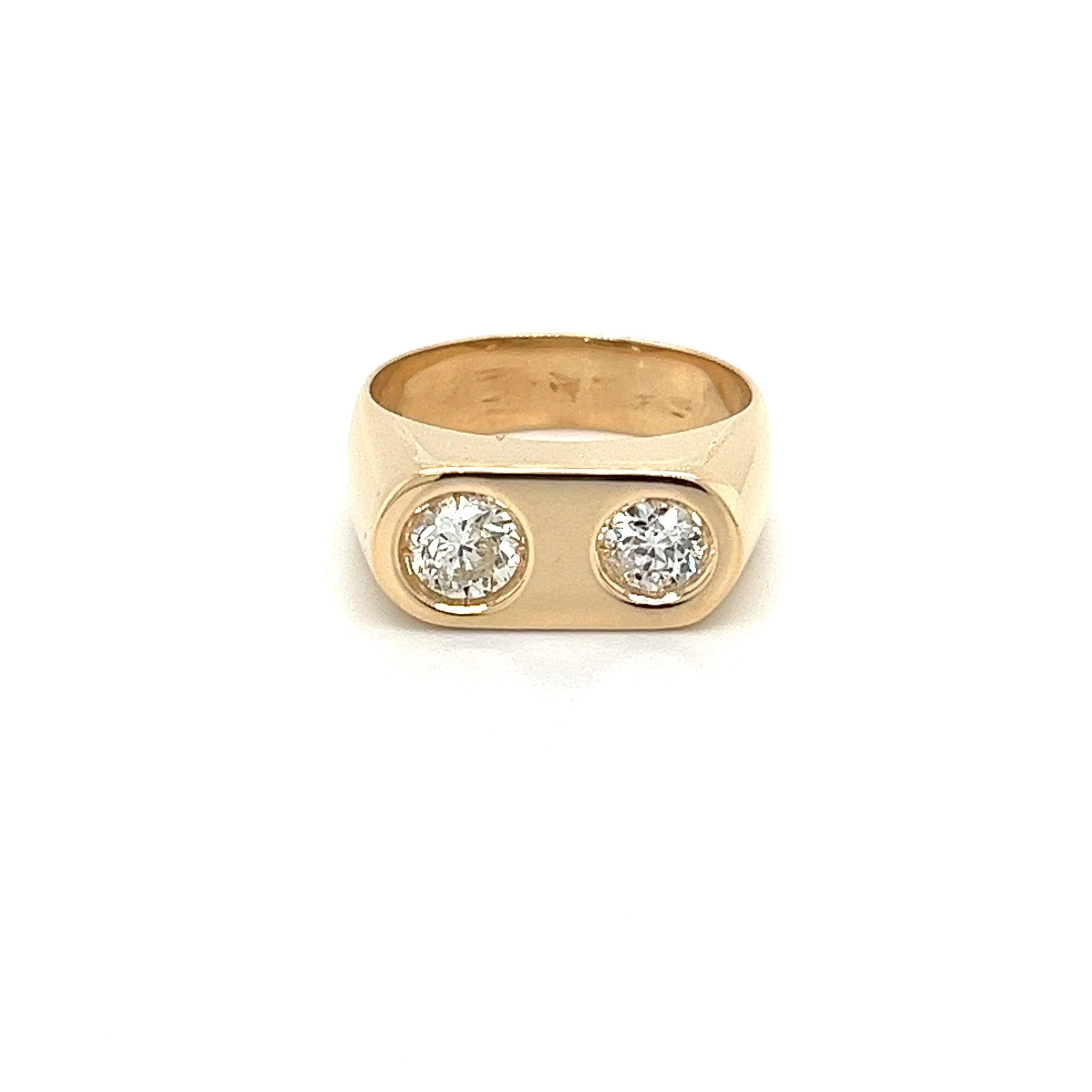 2 Stone Round Cut Bezel Set Diamond Ring in 18k Yellow Gold In New Condition For Sale In Miami, FL
