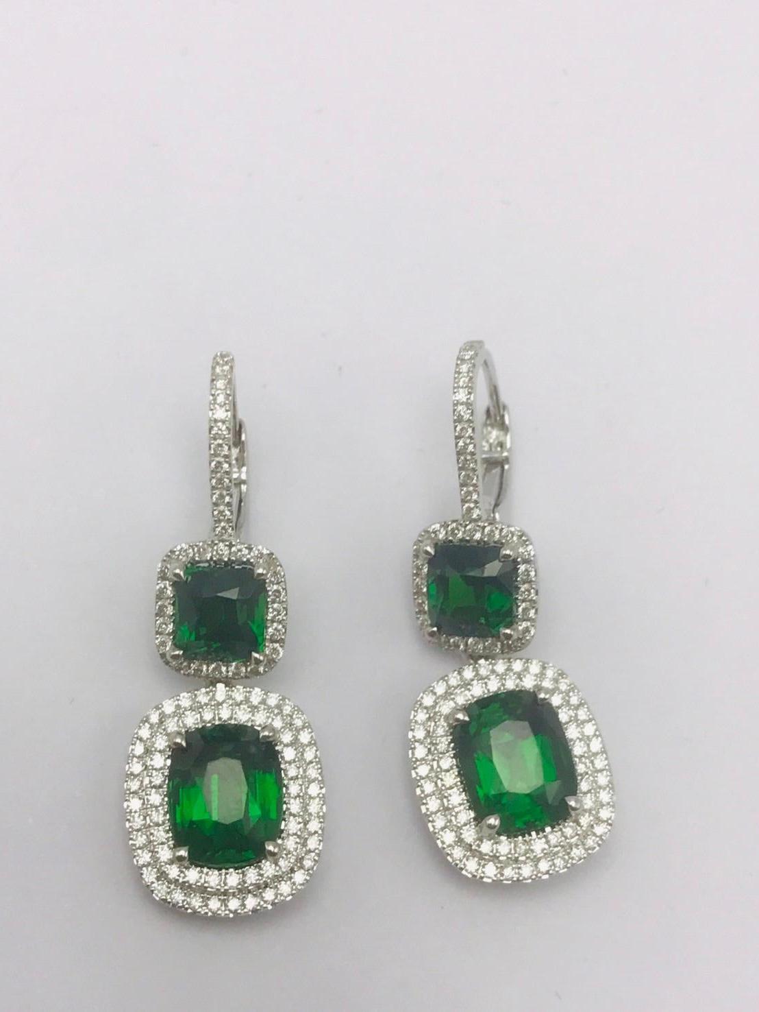 Pendientes de Gota de Tsavorita de 2 Piedras con Halos Dobles de Diamantes en Oro Blanco de 18k en venta 5