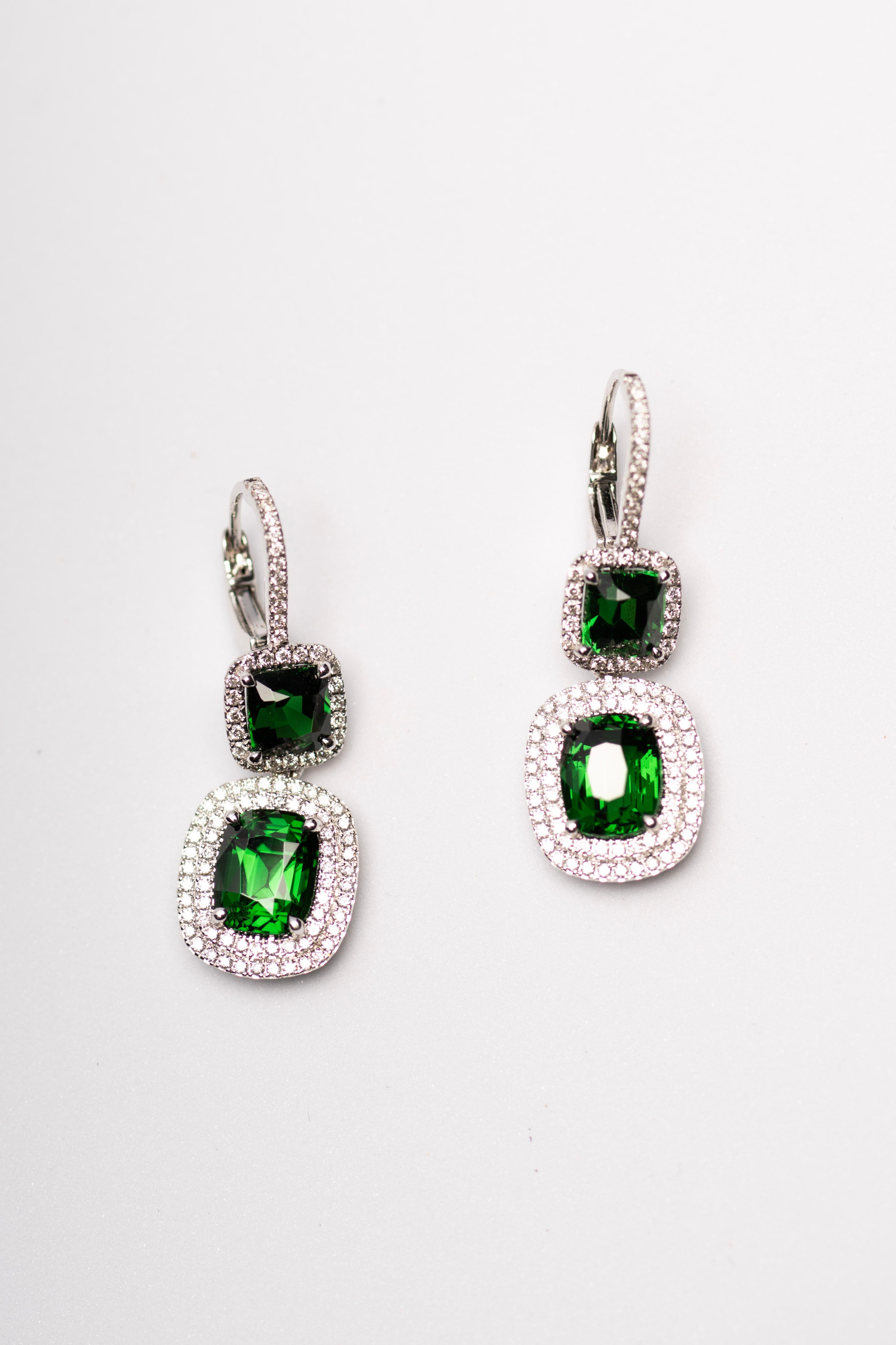Naturaleza, cortada a la perfección.

Con tsavoritas y diamantes blancos, Verdelia es un estudio de vibrantes contrastes y destellos intencionados. Cada tsavorita de más de 2 ct está envuelta en halos dobles de diamantes blancos y suspendida de
