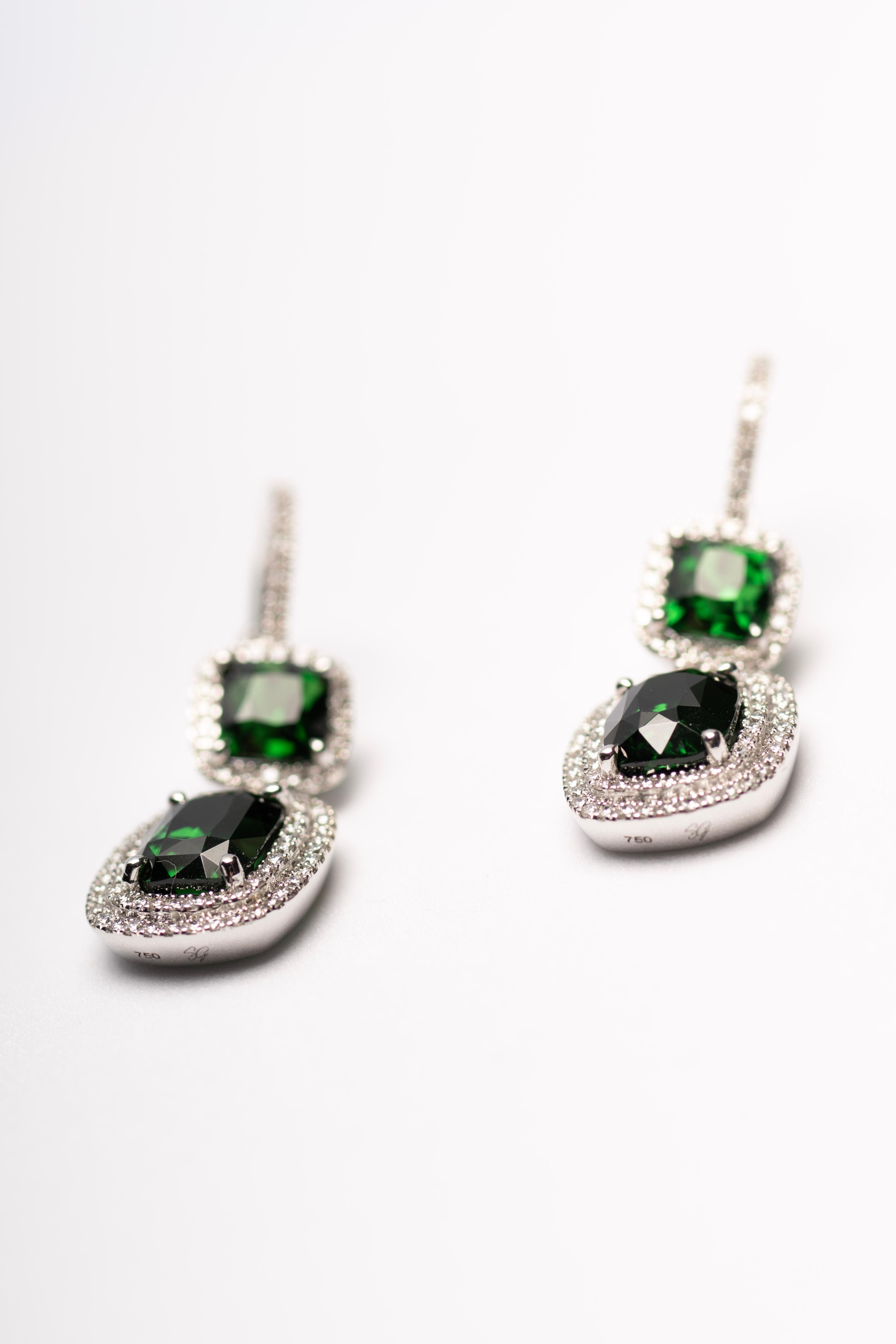 Pendientes de Gota de Tsavorita de 2 Piedras con Halos Dobles de Diamantes en Oro Blanco de 18k Corte cojín en venta
