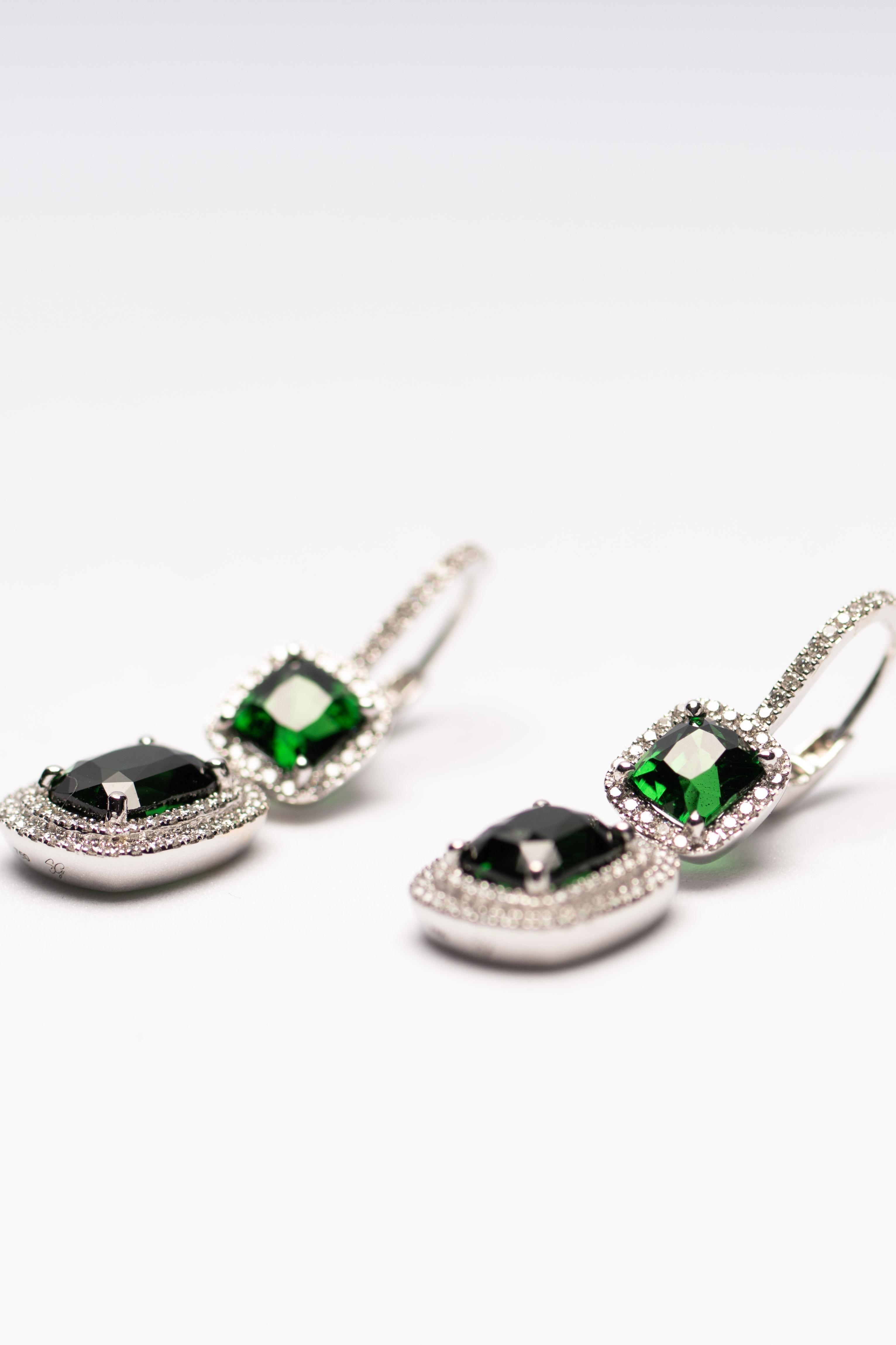 Femenino o masculino Pendientes de Gota de Tsavorita de 2 Piedras con Halos Dobles de Diamantes en Oro Blanco de 18k en venta