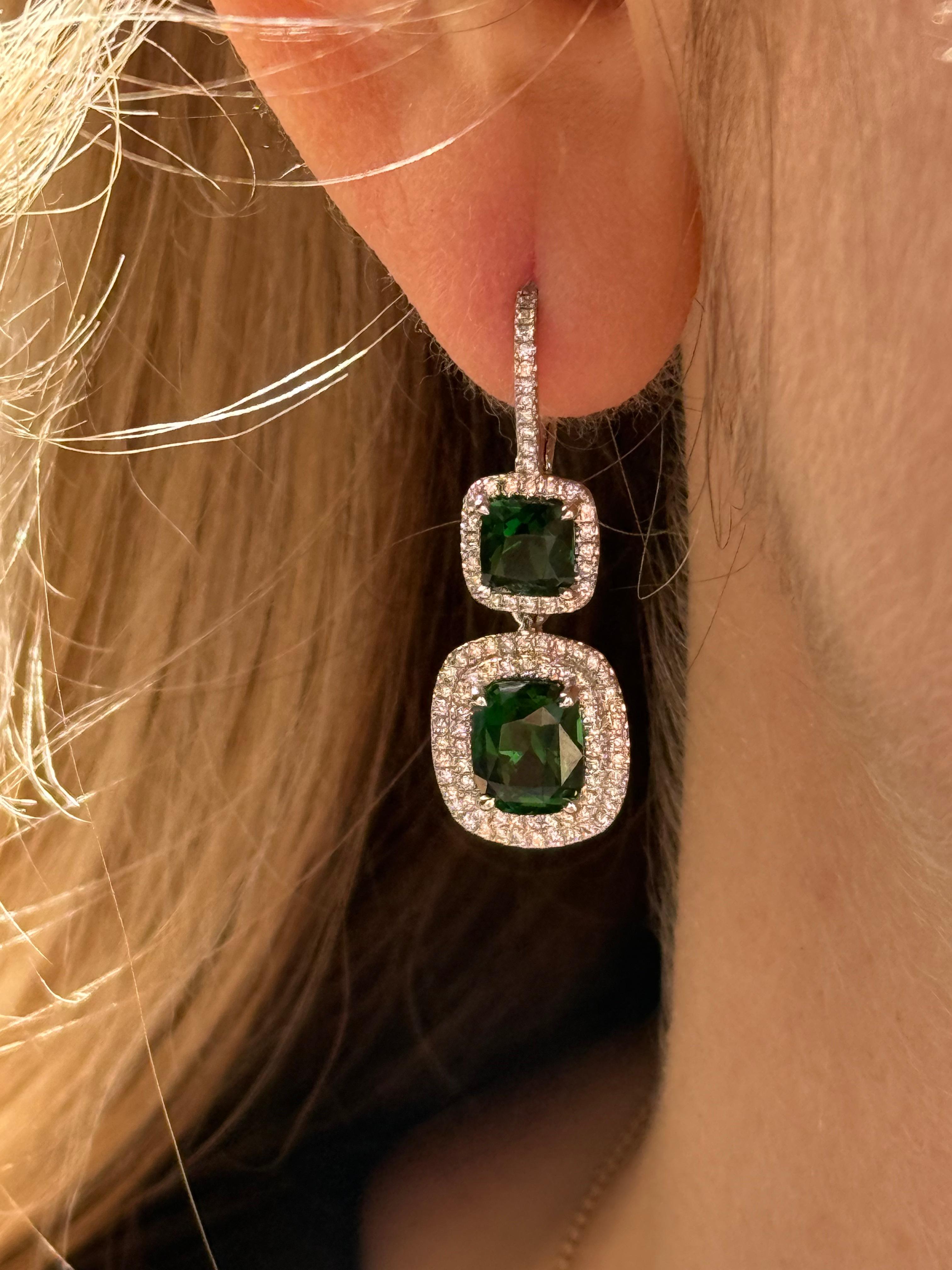 Pendientes de Gota de Tsavorita de 2 Piedras con Halos Dobles de Diamantes en Oro Blanco de 18k en venta 2