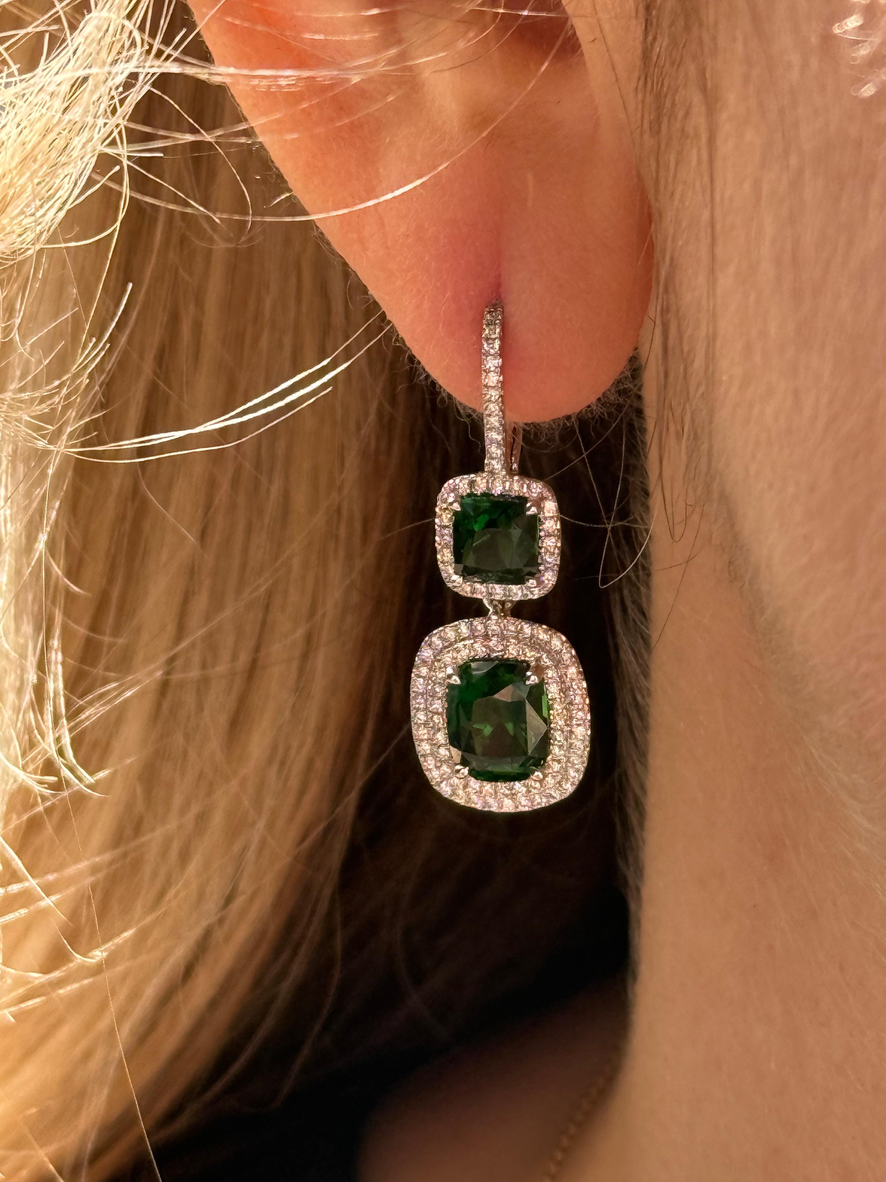 Pendientes de Gota de Tsavorita de 2 Piedras con Halos Dobles de Diamantes en Oro Blanco de 18k en venta 3