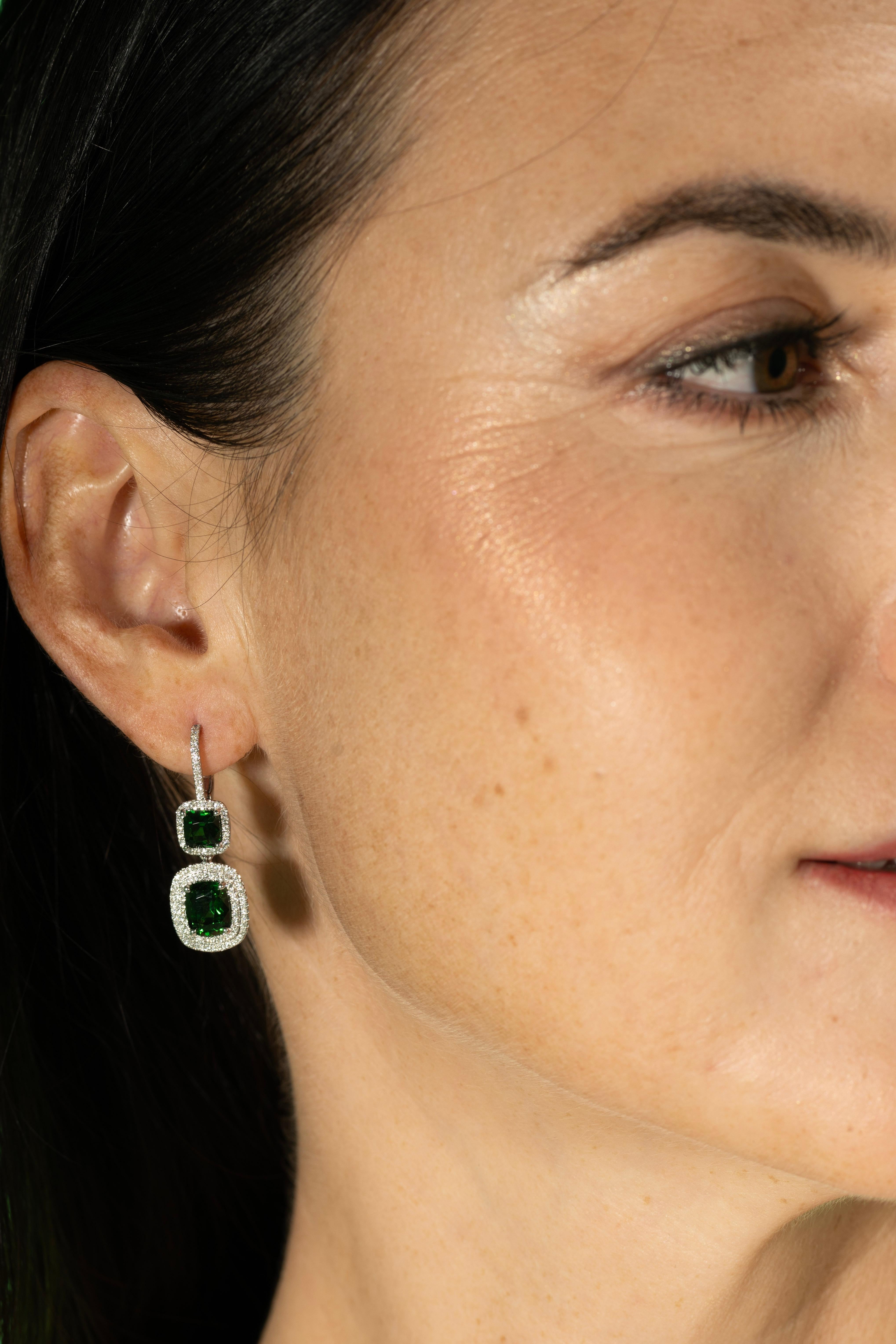 Pendientes de Gota de Tsavorita de 2 Piedras con Halos Dobles de Diamantes en Oro Blanco de 18k en venta 4