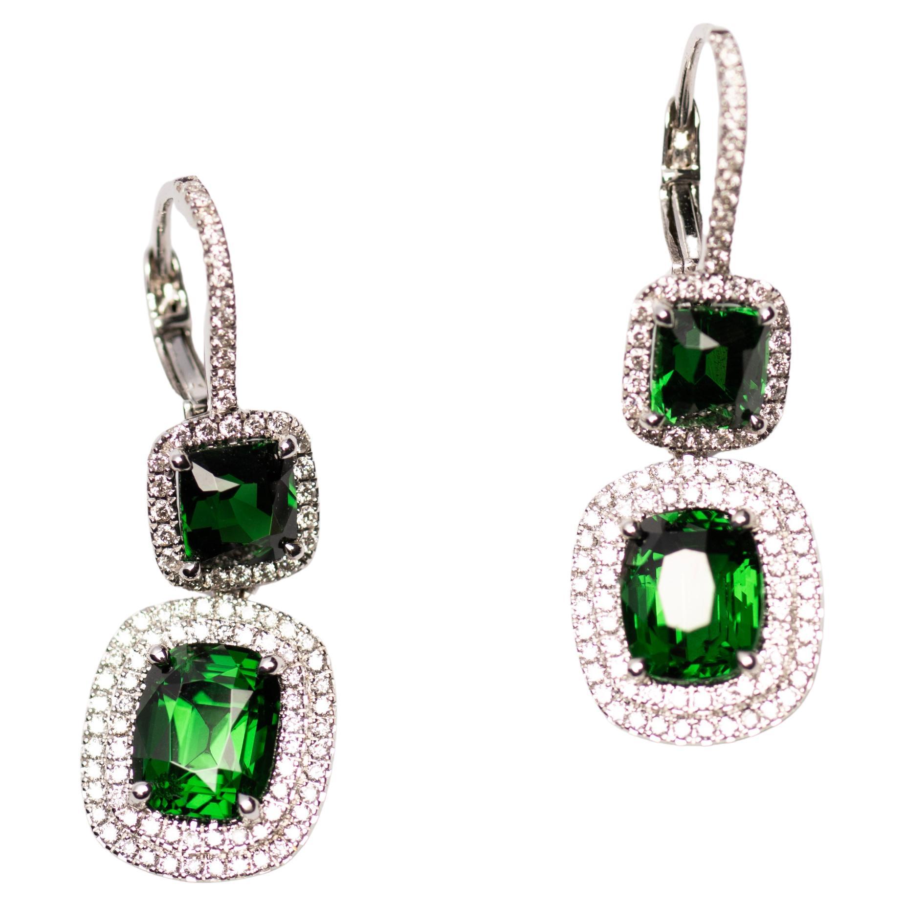 Pendientes de Gota de Tsavorita de 2 Piedras con Halos Dobles de Diamantes en Oro Blanco de 18k en venta