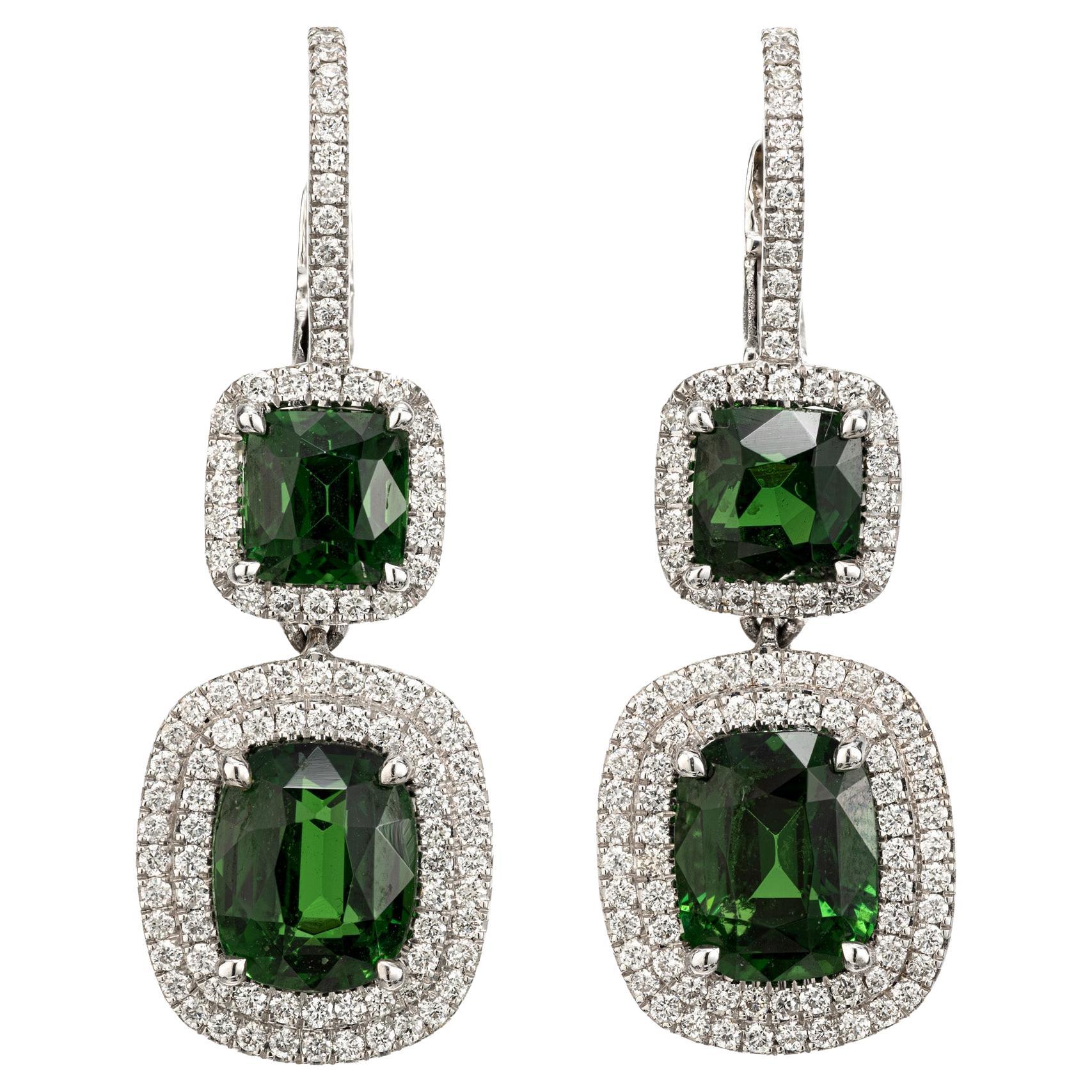 Boucles d'oreilles pendantes en or blanc 18 carats avec deux pierres en tsavorite et doubles halos de diamants