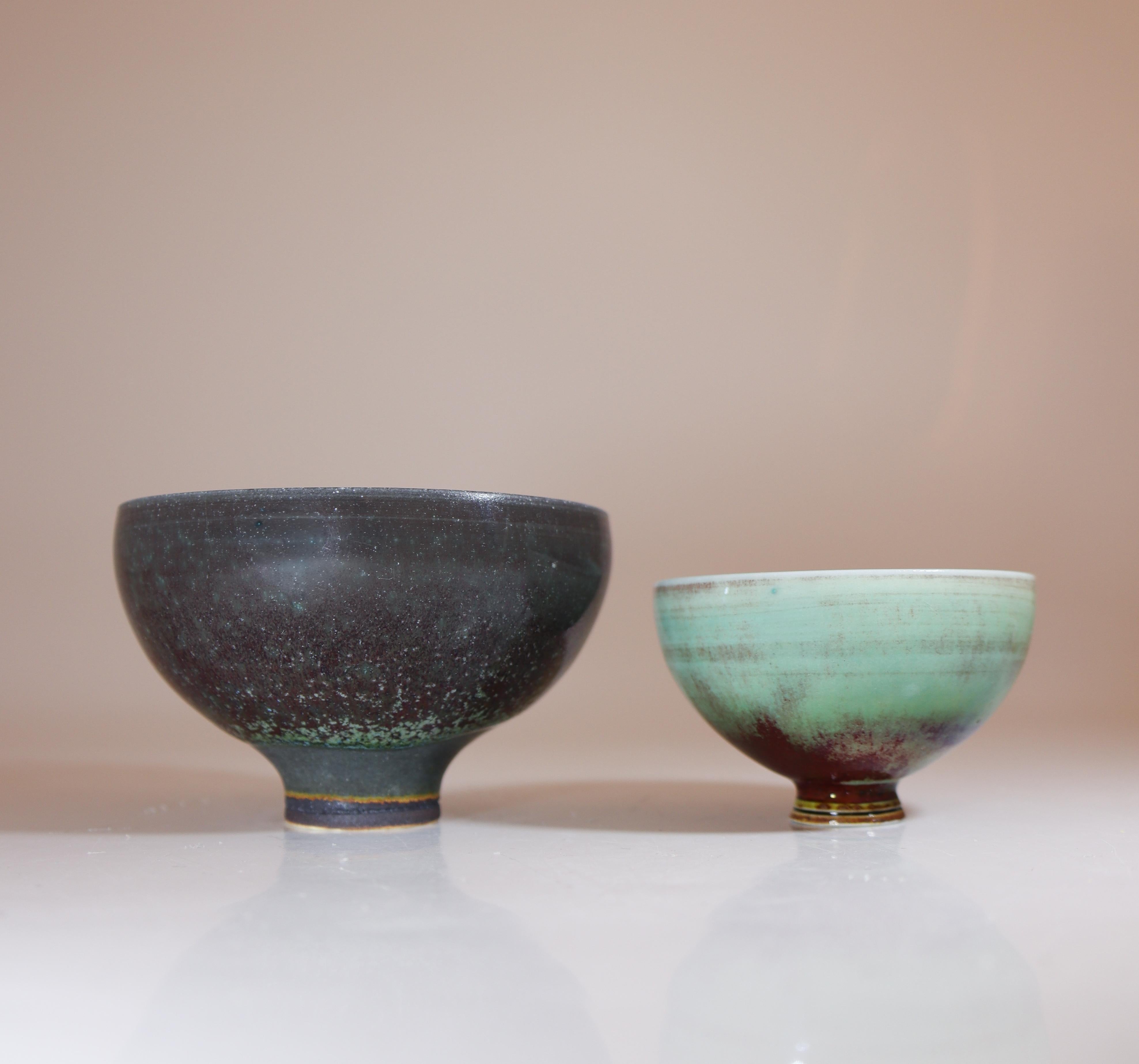 2 Stoneware bowls by Berndt Friberg at Gustavsberg designed in the 1960s, the bowls have lovely Aniara glazes. The bowls are 4.5 and 6 cm (1.8