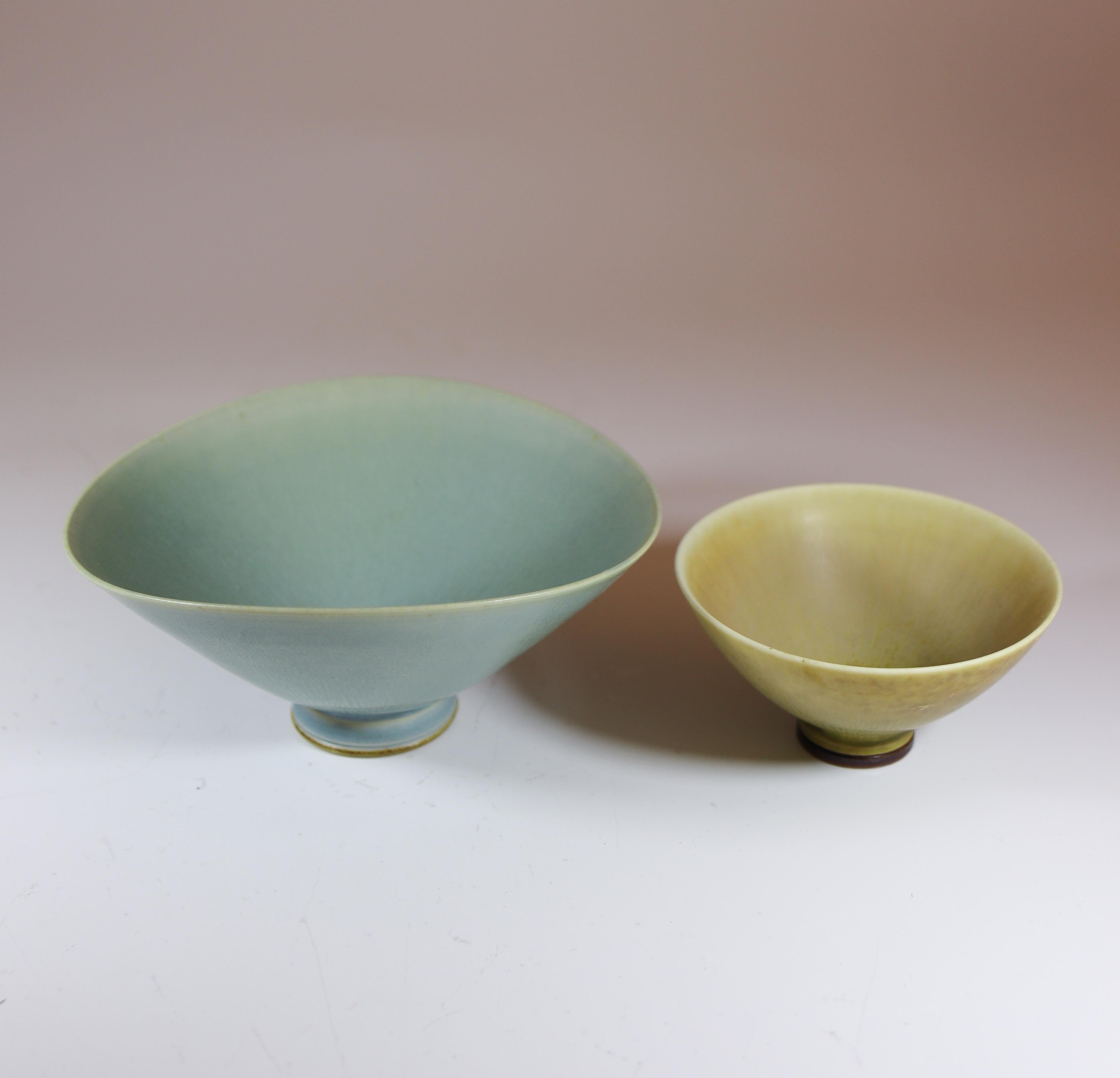 Scandinavian Modern 2 Stoneware Bowls Yellow and Dove Blue - Berndt Friberg - Gustavsberg 1950-60s For Sale