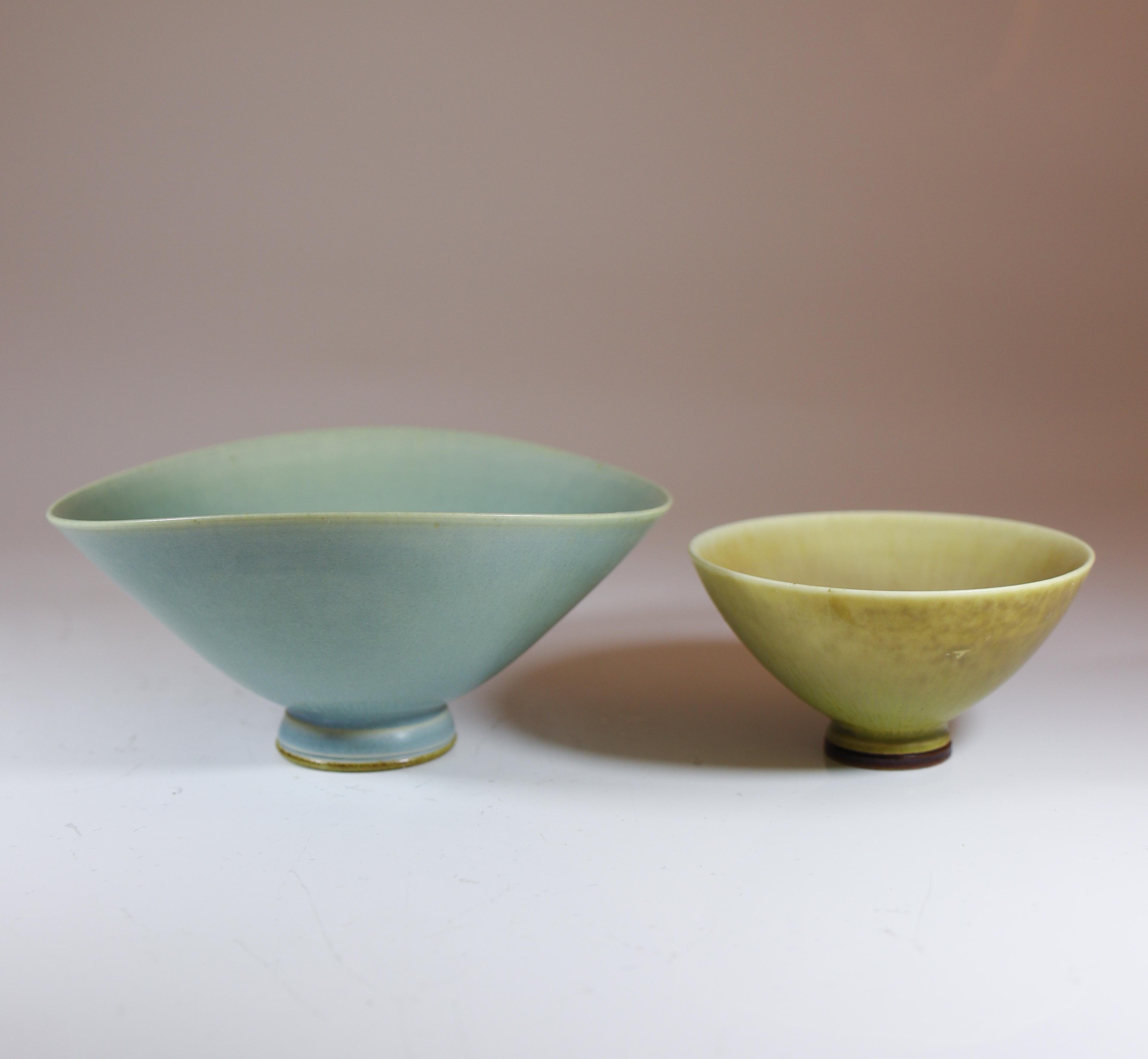 Swedish 2 Stoneware Bowls Yellow and Dove Blue - Berndt Friberg - Gustavsberg 1950-60s For Sale