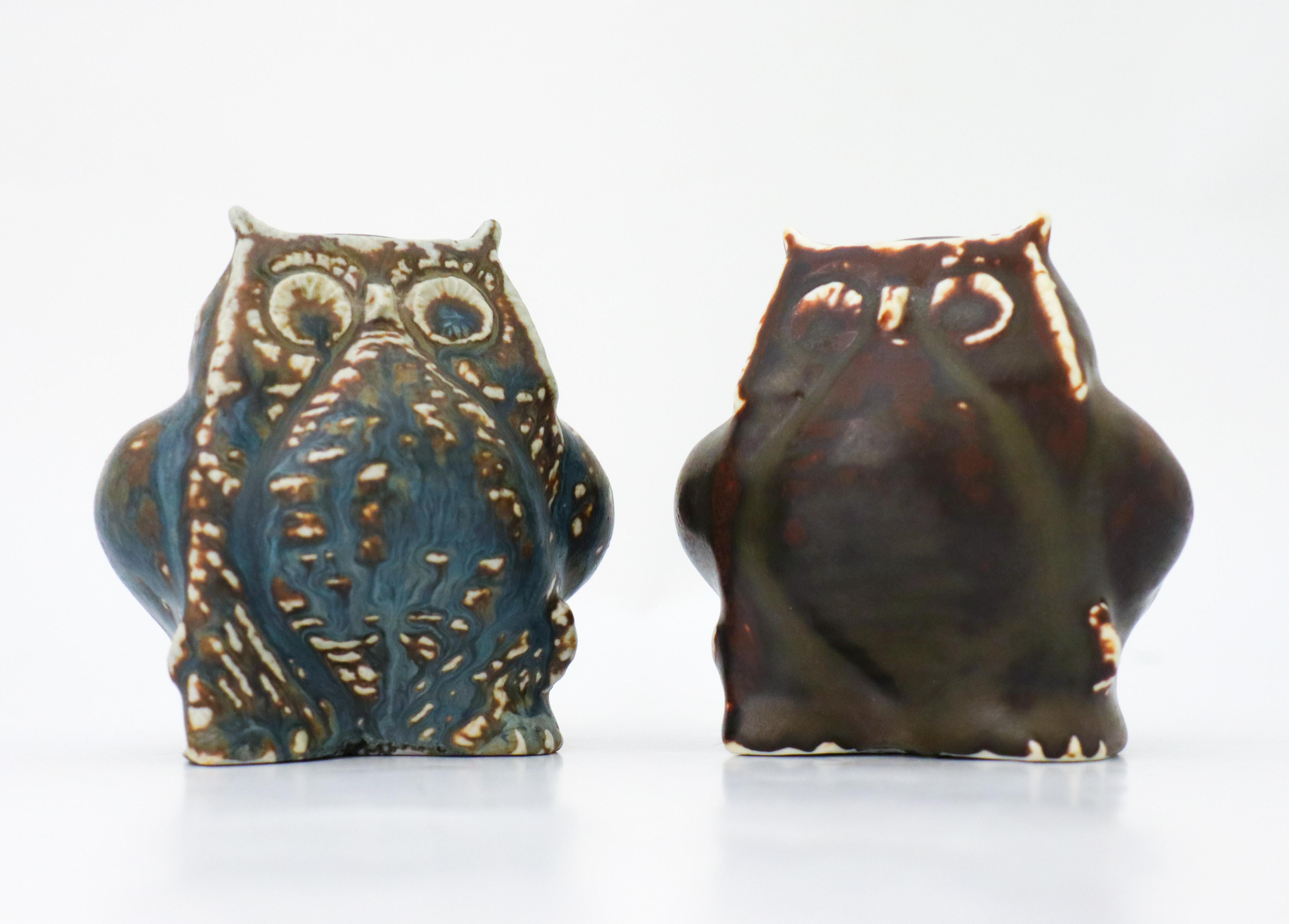 Two rare owl sculptures in stoneware designed by Carl-Harry Stålhane at Rörstrand. They are 8.5 cm (3.4