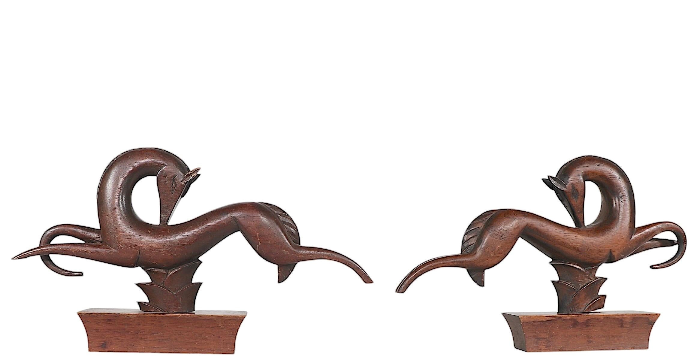 Elegante set di due sculture in noce intagliate a mano raffiguranti un cavallo al galoppo, di profilo. Eseguito dal noto scultore, artigiano e falegname americano Edig Hackner, di LaCrosse Wisconsin. Il signor Hackner era un immigrato tedesco, noto