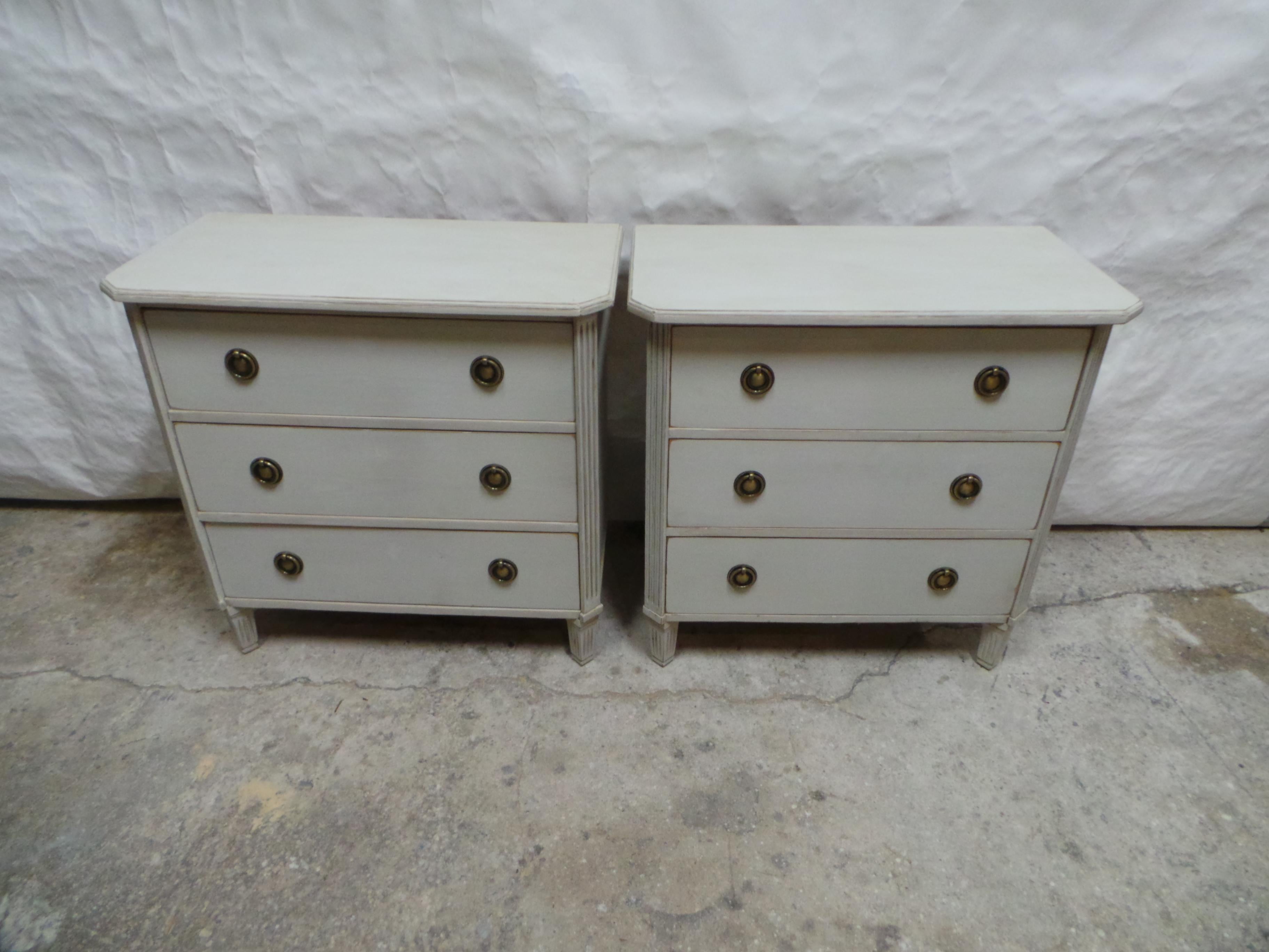 2 Swedish Gustavian Style 3 Drawer Chest Of Drawers In Good Condition For Sale In Hollywood, FL