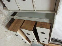 2 commodes suédoises à 3 tiroirs de style gustavien